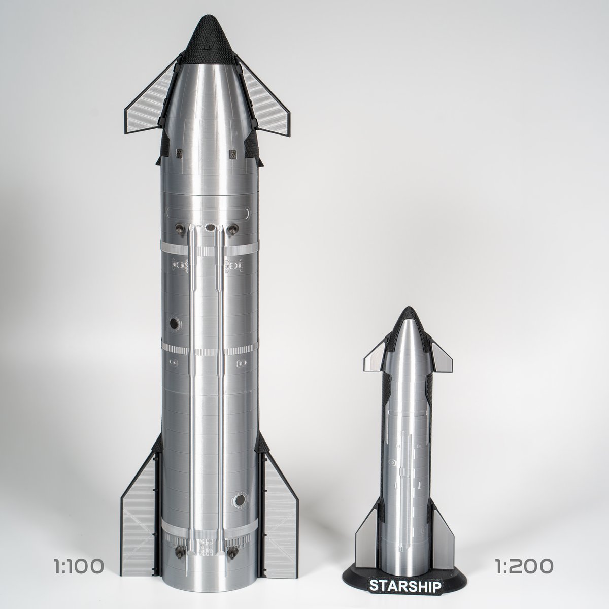 SpaceLabEarth's tweet photo. Starship V3、新しいバージョンができました。
1/100スケール、高さ約52cm!

Raptor 3エンジン、燃料補給ポート、Starlinkアンテナ、可動フラップまで入れています。
日本で私が1点ずつ手作りしています。
いまは公式ストアのみ。Amazonではまだ扱えません。
リンクは下にあります。

https://t.co/7R0sptCngp