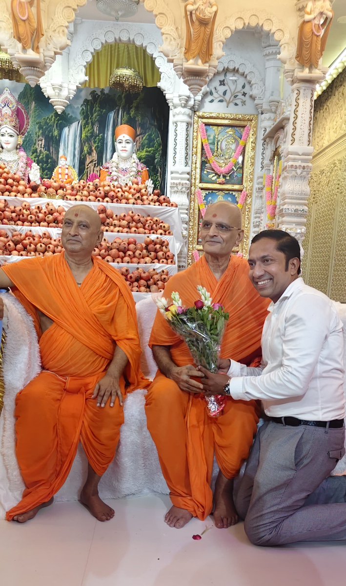 UdayLaud's tweet photo. गुरुवर्य, मार्गदर्शक आदरणीय महंत श्री दिव्यदर्शनदासजी स्वामीजी, श्री स्वामिनारायण मंदिर, यांस जन्मदिनी शुभेच्छा दिल्या..💐🙏 

आपणास दीर्घायुष्य व उत्तम आरोग्य लाभो हीच प्रभू श्री स्वामिनारायण चरणी प्रार्थना..🙏

उदय लाड 
(PRO स्वामिनारायण मंदिर)

#jaiswaminarayan 

@the_hindu https://t.co/5yPz8beJW8