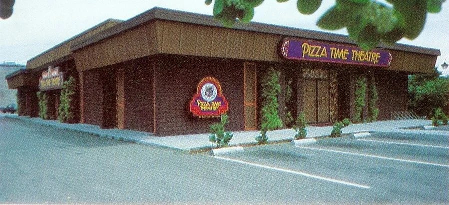 reevierat's tweet photo. Atari and Sega both had early 80s animatronic pizza restaurants btw https://t.co/xotjNPqEgJ