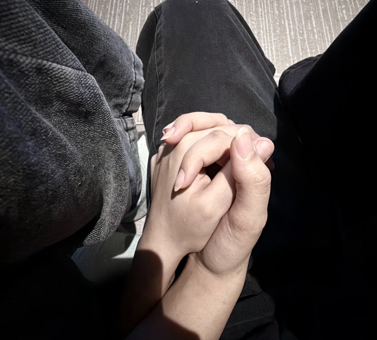l8I0l1's tweet photo. I want to hold your hand forever https://t.co/bTOtSWfgMg