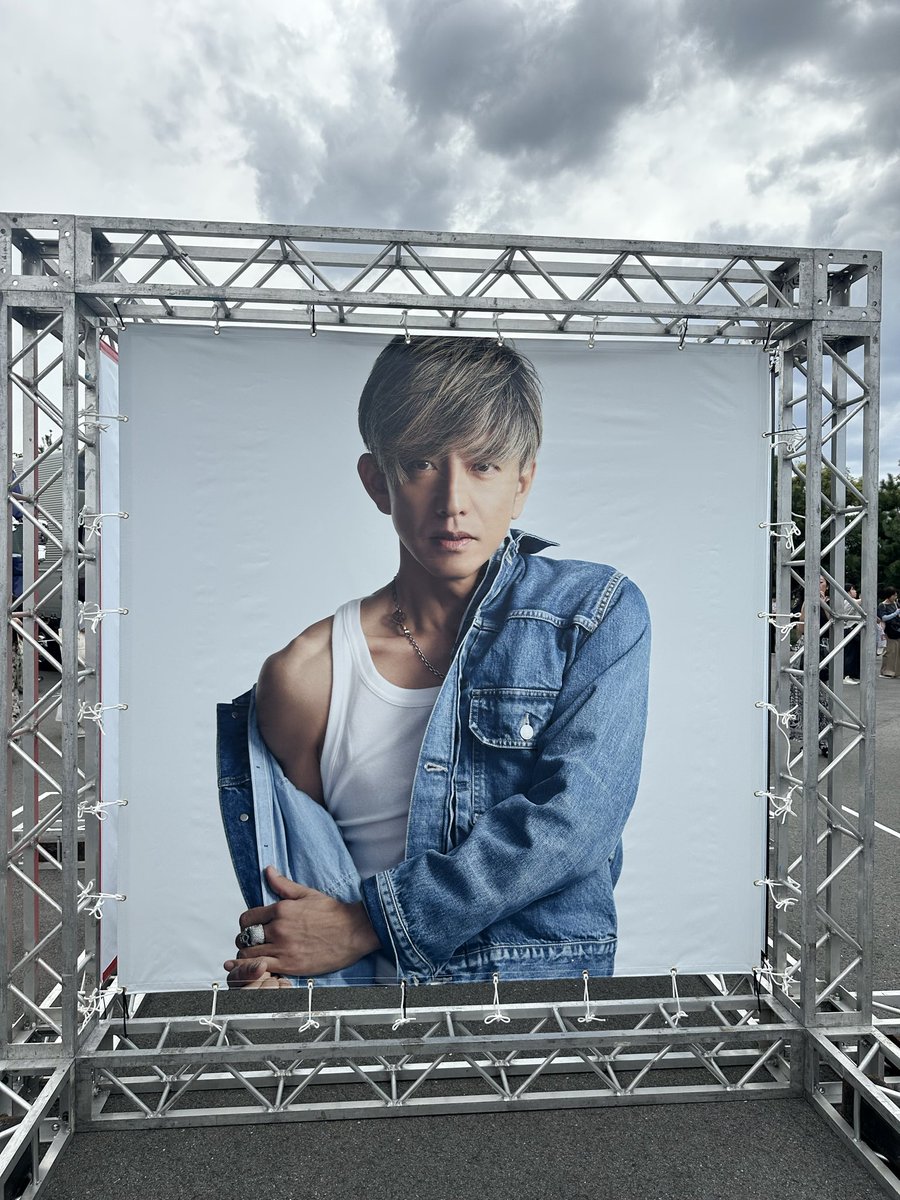 piku1756's tweet photo. 物販は45分程の長蛇の列。ぬいタクが途中で売り切れてたけど、お目当てのバンダナ2種は無事に買えた❤️めちゃくちゃかっこいいパネルあった❤️❤️❤️
最高にテンション上がる‼️‼️
#木村拓哉
#Checkpoint https://t.co/iqLIk7WP2r