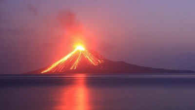 indepenSumatera's tweet photo. Stop wak...✋️✋️✋️

Buat kalian yang di Jabodetabek yang bertanya kenapa disana tidak terjadi seperti di bandung sekitarnya. Begini penjelasannya 🙏

ANATOMI GEOLOGI & ATMOSFER WAK

KENAPA DENTUMAN ANAK KRAKATAU MELEDAK DI BANDUNG, TAPI SENYAP DI JABODETABEK?! 

Banyak yang heran kenapa suara dentuman dan getaran kaca dari letusan Gunung Anak Krakatau di Selat Sunda justru bergemuruh hebat di Bandung Raya, padahal jarak Jabodetabek (Jakarta, Bogor, Depok, Bekasi) justru jauh lebih dekat ke Selat Sunda!

Jawabannya terletak pada kombinasi unik antara struktur geologi tanah bekas danau purba, efek mangkuk topografi, dan mekanisme gelombang infrasound di atmosfer malam hari wak!

Rincian perbandingan kondisi geologi tanah, topografi, dan pengaruh suhu udara wak.

1. BANDUNG RAYA: EFEK MANGKUK PURBA & AMPIFIKASI LUNAK

* Geologi Tanah
Bandung Tengah dan Selatan (Gedebage, Dayeuhkolot) didominasi lempung lunak /soft clay hasil endapan Aluvial Danau Purba Bandung. Ketika gelombang akustik/infrasound berfrekuensi rendah menyentuh lapisan tanah lunak ini, terjadi fenomena amplifikasi lokal tanah merespons gelombang suara menjadi getaran/site-effect yang menggetarkan pintu dan kaca rumah!

* Topografi Mangkuk
Bandung dikelilingi pegunungan tinggi. Mangkuk alami ini bertindak sebagai KOTAK RESONANSI yang memantulkan dan mengurung gelombang suara acoustic trapping, membuat dentuman bergema bertubi-tubi wak.

2. BOGOR, DEPOK, BEKASI, & JAKARTA
MENGAPA TERSERAP DAN LENGAP?

* Geologi Jabodetabek
Bogor didominasi batuan vulkanik keras/tuf lapuk padat, sementara Jakarta, Depok, dan Bekasi didominasi dataran aluvial pantai/sungai yang tebal dan telah terkompaksi lebih padat dibanding lempung lunak danau purba. Karakteristik batuan padat ini justru menyerap/meredam gelombang rambatan, sehingga tidak menghasilkan respon getaran lokal pada struktur bangunan.

* Topografi Terbuka
Berbeda dengan Bandung yang berbentuk cekungan tertutup, kawasan Jabodetabek berupa dataran terbuka. Gelombang suara dari Selat Sunda melintas begitu saja ke udara bebas tanpa memicu gema tertutup.

3. PERAN KRUSIAL SUHU UDARA & INVERSI ATMOSFER (INFRASOUND SKIPPING)

* Efek Pembelokan Gelombang (Refraksi Atmosfer)
Gelombang ledakan gunung api merambat sebagai INFRASOUND ke lapisan udara atas. Pada malam hari di Bandung, terjadi inversi suhu (lapisan udara dingin tertahan di dasar cekungan, dilapisi udara hangat di atasnya).

* Skipping Effect
Kondisi ini membengkokkan gelombang suara dari lapisan stratosfer untuk MELOMPAT menembus Jabodetabek dan jatuh memantul kembali /skipping tepat di atas kawasan dataran tinggi Bandung yang bersuhu dingin!

Kombinasi antara lapisan lempung lunak bekas Danau Purba, suhu dingin malam hari, serta jebakan mangkuk geologi inilah yang menjadikan Bandung sebagai PENGERAS SUARA ALAMI bagi letusan Anak Krakatau wak!

Ada yang tinggal di Jabodetabek tapi semalam sempat dengar desir halus, atau benar-benar senyap sama sekali dibanding warga Bandung?
