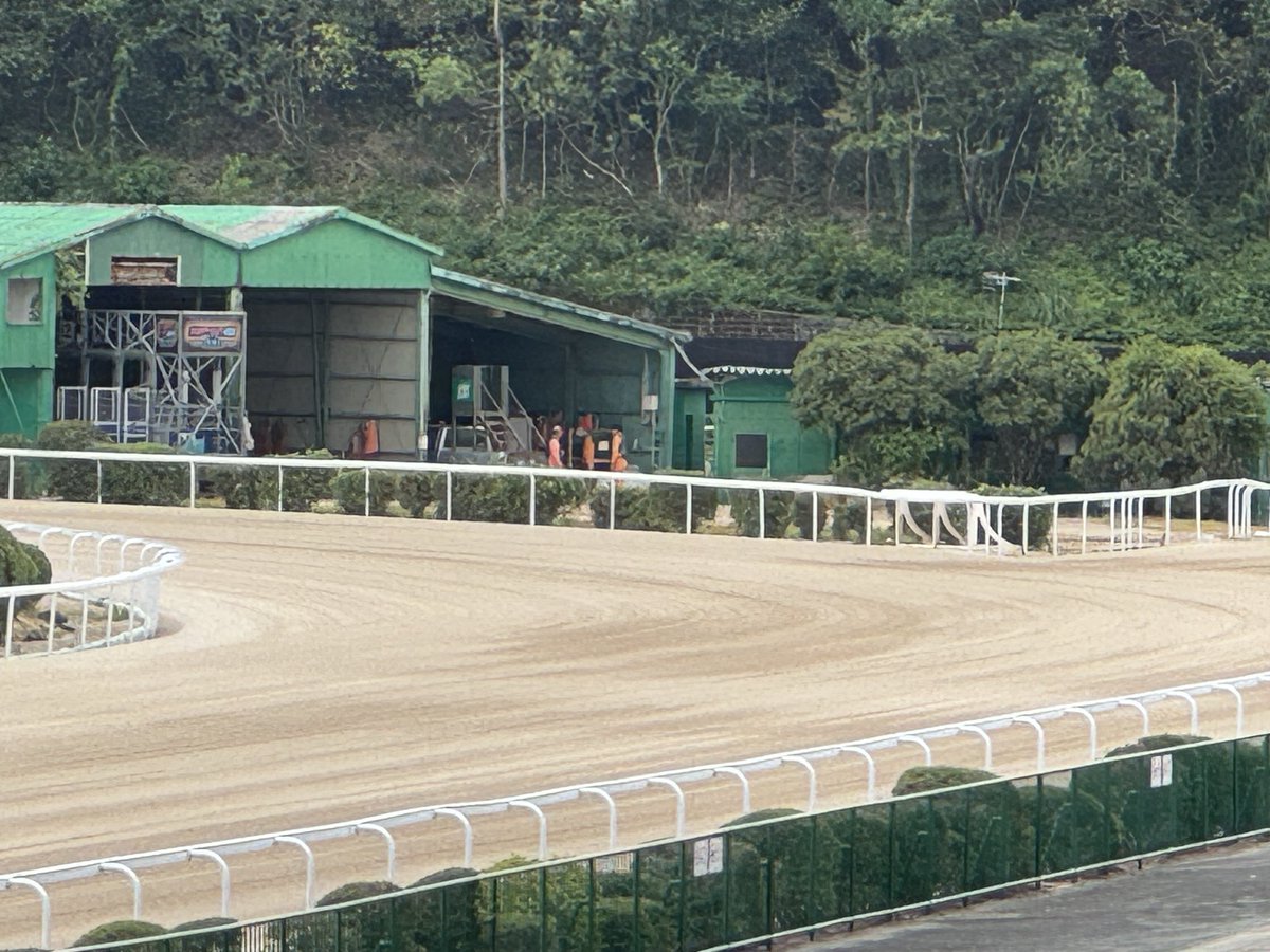 sagaimamura's tweet photo. 今日の佐賀競馬場は曇り空ですが、雨の予報までは出ていません。

馬場発表は「重」。

メインは第３レース「周防灘賞」🐎❗️

MCは #井上瑠香さん、
解説は今村です。

#さがけいば #サガデーナイト競馬
#UMATENA
#うまかつアプリ https://t.co/wZrDQyoO4c