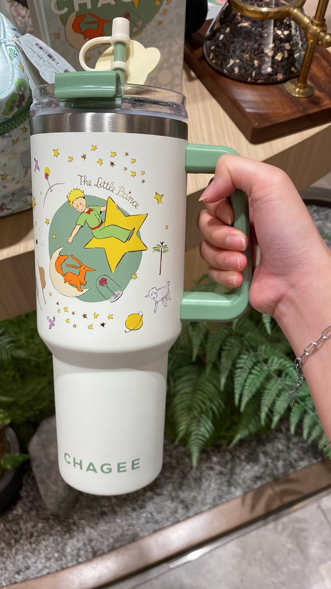 kuIIacino's tweet photo. matchanya menurut aku mirip matcha point sih…. tpi frappenya lebih enak ini

awalnya bimbang bgt mau tumblr yg mana, tapi pas pegang langsng ternyata yang stardusk gede bgt wkwkwkwk bingung bawanya…. yg green wonder lebih lucu diliat langsung

maaci dh beliin @Eruslf https://t.co/E8pozAroYN
