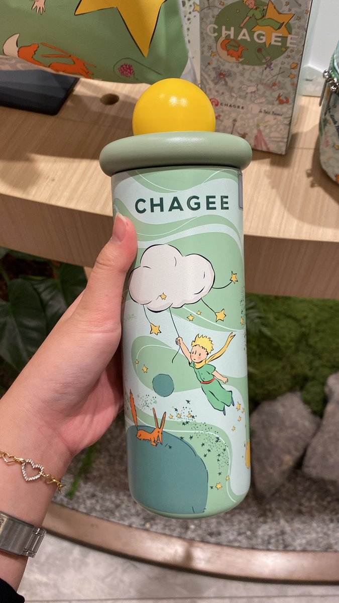 kuIIacino's tweet photo. matchanya menurut aku mirip matcha point sih…. tpi frappenya lebih enak ini

awalnya bimbang bgt mau tumblr yg mana, tapi pas pegang langsng ternyata yang stardusk gede bgt wkwkwkwk bingung bawanya…. yg green wonder lebih lucu diliat langsung

maaci dh beliin @Eruslf https://t.co/E8pozAroYN