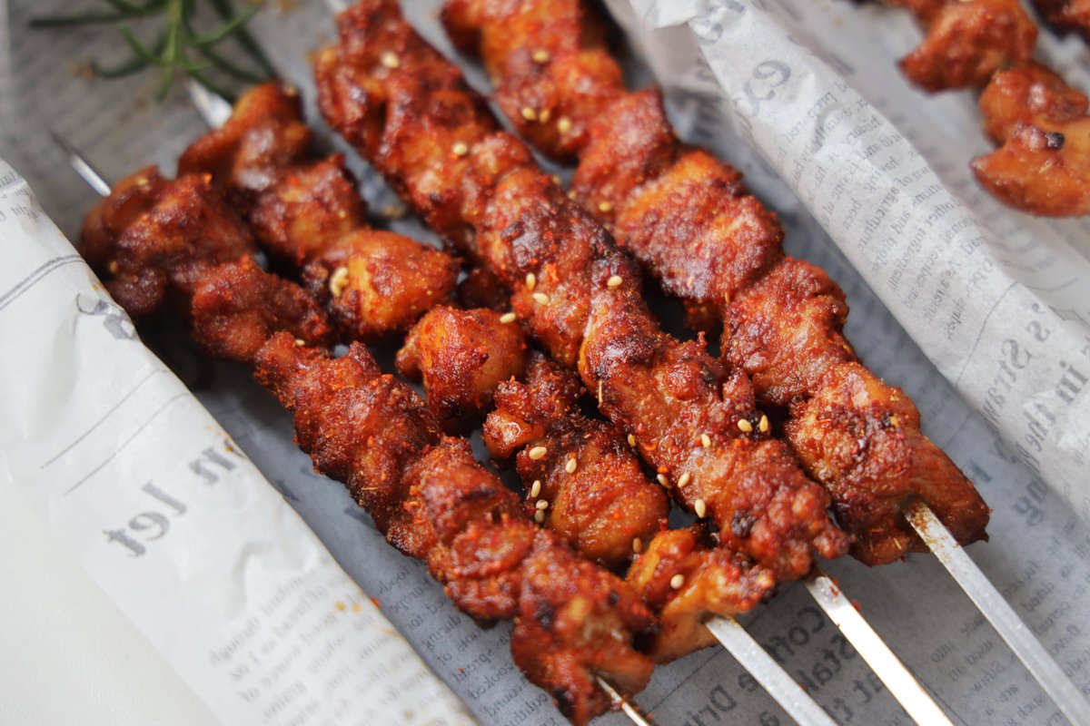 cocox353372's tweet photo. Must-try street snack alert! Crispy fried potato skewers with spicy cumin seasoning—warm, crunchy, and perfect for a walk on a chilly day! https://t.co/KN0FyftGmi