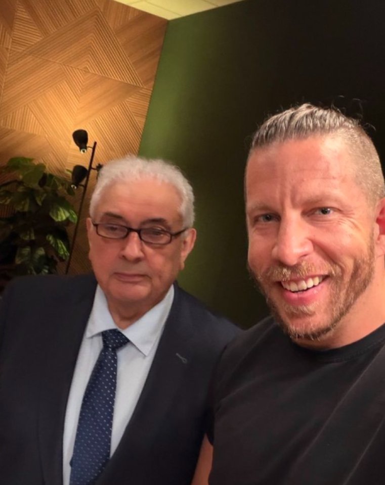 DrHOSP1's tweet photo. Menschen wie Björn Berndt machen mich inzwischen nicht nur wütend – sie widern mich regelrecht an. Diese selbstgefällige Gewissenlosigkeit, mit der sie den Feinden der offenen Gesellschaft das Mikrofon polieren, Propaganda zu Content verarbeiten und ihre Käuflichkeit anschließend als Freiheitskampf verkleiden.

Nein, nicht jeder reichweitenstarke Selbstdarsteller sollte den russischen Botschafter interviewen. Netschajew ist kein verfemter Intellektueller, sondern das professionelle Sprachrohr eines Staates, der einen Angriffskrieg führt und Desinformation als Waffe einsetzt. Wer ihn befragt, braucht Wissen, Vorbereitung und die Härte, Lügen im Moment ihrer Entstehung zu zerlegen.

Berndt bringt ein Mikrofon, ein Millionenpublikum und das dümmlich-stolze Lächeln eines Mannes mit, der seine intellektuelle Wehrlosigkeit für Aufgeschlossenheit hält.

Schon „über Krieg und Frieden sprechen“ ist sprachliche Geldwäsche. Als sei der Krieg eine rätselhafte Wetterlage und der Kremlvertreter ein besorgter Friedensphilosoph. Berndts Marke heißt „ungeskriptet“. Bei professionellen Propagandisten bedeutet das lediglich: Das Skript bringt der Gast mit – der Gastgeber stellt sich als Mobiliar zur Verfügung.

Beim Höcke-Gespräch funktionierte dieselbe Masche: stundenlange Bühne, Millionenpublikum, kaum Gegenwehr. Berndt beansprucht die Macht eines Medienunternehmers, flüchtet bei jeder Frage nach Verantwortung aber in die Unschuld eines Kaffeegastes. Geschäftsmann beim Kassieren, Privatperson bei der Haftung.

Genau diese Mischung aus Reichweite, kultiviertem Nichtwissen und moralischer Feigheit macht mich so zornig. Um solche Figuren ist eine ganze Industrie entstanden, die Extremismus, Geschichtslügen und Kriegspropaganda in klickfähige Häppchen zerlegt. Nicht unbedingt aus Überzeugung – das besäße wenigstens den schäbigen Rest einer Haltung –, sondern weil jedes Ressentiment monetarisierbar ist.

Dafür muss kein Rubel aus Moskau fließen. Der Kreml muss diese Leute nicht kaufen; der Algorithmus hat sie längst auf Provisionsbasis eingestellt. Berndt prostituiert sich nicht zwingend an eine Ideologie. Er prostituiert publizistische Verantwortung an jeden, dessen Lügen genügend Reichweite versprechen – und bewundert sich dabei noch für seinen Mut und hält sich vermutlich noch für ein Geschäftsgenie.

Sein Grinsen ist im Grunde das Logo einer Branche, die demokratische Wirklichkeit zu Geld macht, indem sie sie Stück für Stück zerlegt.
