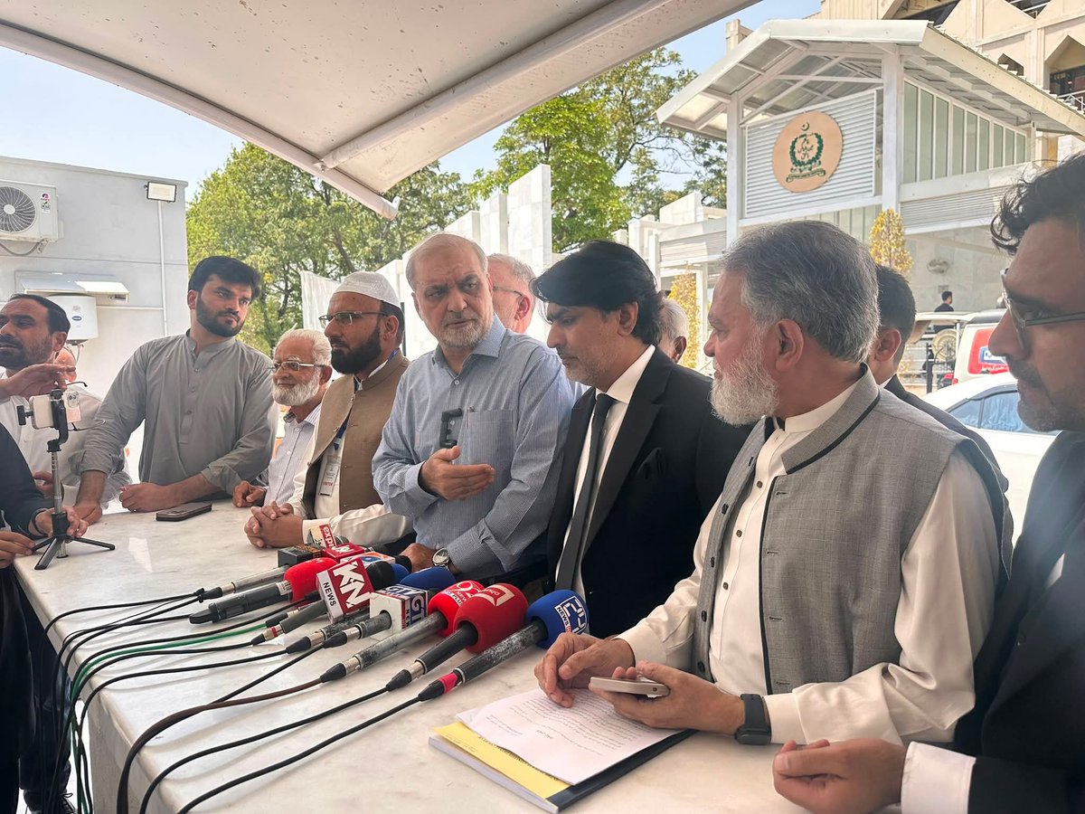 SaadMaqsud's tweet photo. تحریر : عمران شفیق 

دھرنا پٹرولیم لیوی کے خلاف ہے، عالمی مارکیٹ میں پٹرول کی اصل قیمت کے اتار چڑھاؤ کے خلاف نہیں۔ 

“دھرنا تو ہو رہا ہے، پھر بھی پٹرول مہنگا کیوں ہو رہا ہے؟”

یہ سوال نہیں، سیاسی پروپیگنڈا اور بنیادی اقتصادی حقیقت سے لاعلمی ہے!

ذرا سمجھنے کی کوشش کریں:

جماعتِ اسلامی کا دھرنا پٹرول کی عالمی قیمت کے خلاف نہیں، پٹرولیم لیوی اور پٹرول پر عائد بھاری حکومتی ٹیکسوں کے خلاف ہے۔

دنیا کی منڈی میں پٹرول کی قیمت روزانہ کم یا زیادہ ہوتی ہے۔ اس کا اثر اگر حکومت روزانہ کی قیمت میں منتقل کرتی ہے تو پٹرول کبھی چند روپے مہنگا اور کبھی چند روپے سستا ہوگا۔

اس کا دھرنے سے کیا تعلق؟

اور سب سے اہم بات:

کیا دھرنے کے بعد پٹرولیم لیوی بڑھ گئی؟

نہیں!

پٹرول کی قیمت یکم سے 4 ستمبر تک بڑھتی رہی، لیکن پٹرولیم لیوی 80 روپے فی لیٹر ہی رہی۔

یعنی جو لوگ یہ ثابت کرنے کی کوشش کر رہے ہیں کہ:

“دھرنا ہو رہا ہے اور پٹرول پھر بھی مہنگا ہو رہا ہے، لہٰذا دھرنا ناکام ہوگیا”

وہ دراصل دو بالکل مختلف چیزوں کو آپس میں ملا رہے ہیں۔

اصل مسئلہ کیا ہے؟

مسئلہ یہ نہیں کہ عالمی منڈی کی وجہ سے پٹرول آج دو روپے مہنگا ہوگیا یا کل تین روپے سستا ہوگیا۔

اصل مسئلہ یہ ہے کہ حکومت ہر لیٹر پٹرول پر تقریباً 106 روپے ٹیکس، ڈیوٹیز اور لیویز کی صورت میں وصول کر رہی ہے۔

اس میں تقریباً:

80 روپے پٹرولیم لیوی
5 روپے کلائمیٹ سپورٹ لیوی
تقریباً 21 روپے کسٹمز ڈیوٹی

شامل ہیں۔

سوچیں!

ایک مزدور، ایک طالب علم، ایک موٹر سائیکل سوار، ایک ڈرائیور یا ایک عام شہری جب ایک لیٹر پٹرول خریدتا ہے تو تقریباً 106 روپے حکومتی محصولات کی صورت میں ادا کرتا ہے۔

اب اصل سوال سنیں:

دھرنے کے باوجود پٹرول دو روپے مہنگا کیوں ہوا؟

یہ سوال نہیں ہے۔

اصل سوال یہ ہے کہ حکومت ایک لیٹر پٹرول پر تقریباً 106 روپے ٹیکس اور لیویز کیوں وصول کر رہی ہے؟

اگر حکومت یہ بھاری بوجھ کم کر دے تو عالمی منڈی کی وجہ سے پٹرول کی قیمت میں روزانہ ایک دو روپے کی کمی بیشی کوئی بڑا مسئلہ نہیں رہے گی۔

لہٰذا پٹرول کی روزانہ قیمت کو جماعتِ اسلامی کے دھرنے سے جوڑنا بالکل بے محل ہے۔

دھرنا پٹرول کی عالمی قیمت کے خلاف نہیں؛ دھرنا عوام کی جیب پر عائد بھاری حکومتی لیوی اور ٹیکسوں کے خلاف ہے۔

اور یاد رکھیے:

پٹرول کی قیمت کا روزانہ اتار چڑھاؤ ایک الگ معاملہ ہے۔

پٹرولیم لیوی اور حکومتی ٹیکسوں کا بوجھ ایک الگ معاملہ ہے۔

ان دونوں کو جان بوجھ کر ایک بنا کر پیش کرنا سیاسی پروپیگنڈا ہے، دلیل نہیں۔