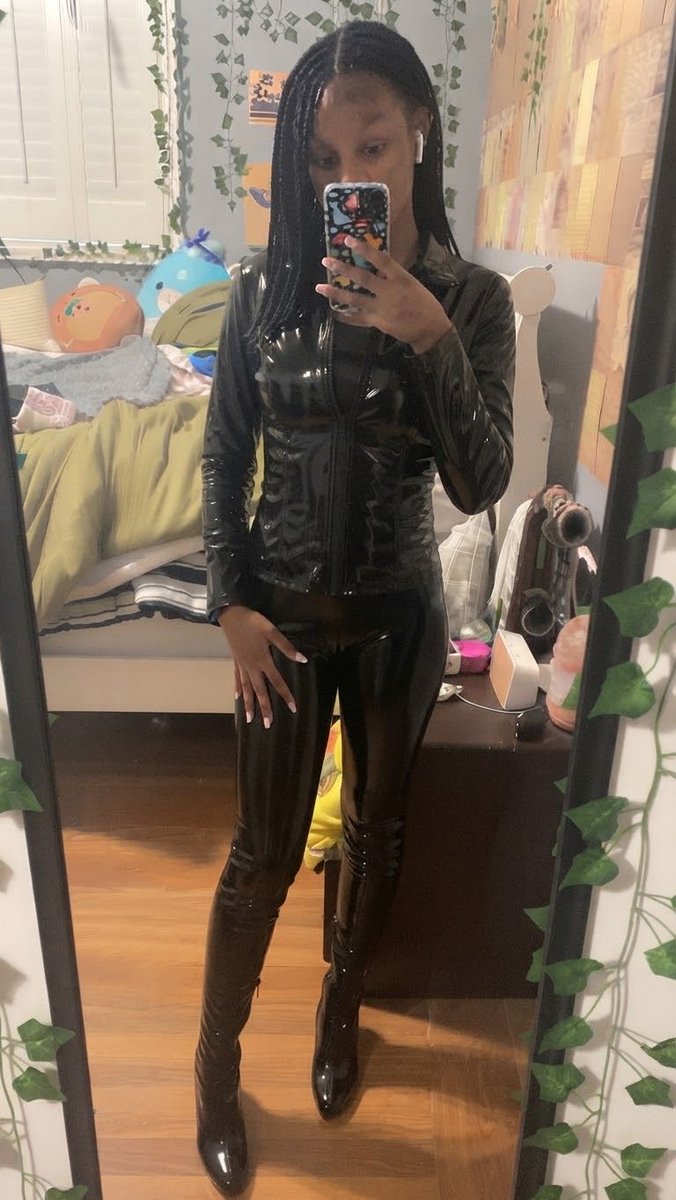 keracreamy's tweet photo. First time wearing latex https://t.co/7Q2QYBxKjI