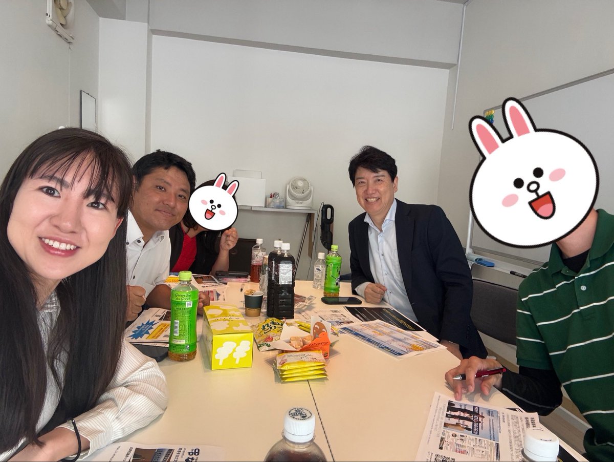 miyake_sayumi's tweet photo. 本日、#足立康史 @adachiyasushi 参議院議員の「#83カフェ in 岡山」に参加しました。

精神科医で #国民民主党岡山県連 の政策・広報委員を務める #原ひろし さん@okayamamental2 をはじめ、地域の皆さんと、膝を突き合わせながら率直に意見を交わしました。

年少扶養控除、所得制限、給付付き税額控除、障害年金の制度上の課題をはじめ、国民民主党のこれからのあり方や代表選についても、さまざまな意見が出ました。

こうして議員と同じテーブルを囲み、立場を越えて率直に話ができることは、国民民主党の良さの一つだと改めて感じました。

そして今日、足立さんとの対話を通じて、改めて考えさせられたのが、政治家としての「気づく力」と「判断力」です。

「勝負に勝つためには、目の前のボールだけを追っていてはいけない。」

目の前で注目されている課題だけを見るのではなく、社会で何が起きているのか、地域で何が起きているのか、その先に何が起こるのか。

日頃からアンテナを張り、さまざまな人の声に耳を傾ける。
そして、そこから何に気づき、どう判断するのか。

それこそが、政治家に求められる大切な資質なのだと、今日の対話を通じて気づかされました。

また今日は、一人の市民・生活者として、医療現場や地域創生に向けた自分自身の思いもお伝えすることができました。

政治の世界にいるからこそ見えることもあれば、一人の生活者だからこそ感じられることもあります。

その両方の視点を大切にしながら、これからも地域の声に耳を傾けていきたいと思います。

そして、いつか政治家として皆さまの前に立つその日に向けて、今日のような対話を一つひとつ大切にしながら、「気づく力」と「判断力」を磨いていきたいと思います。

足立康史参議院議員、そして時間を共にした皆さま、貴重な時間をありがとうございました。

また、やりましょう🍑
