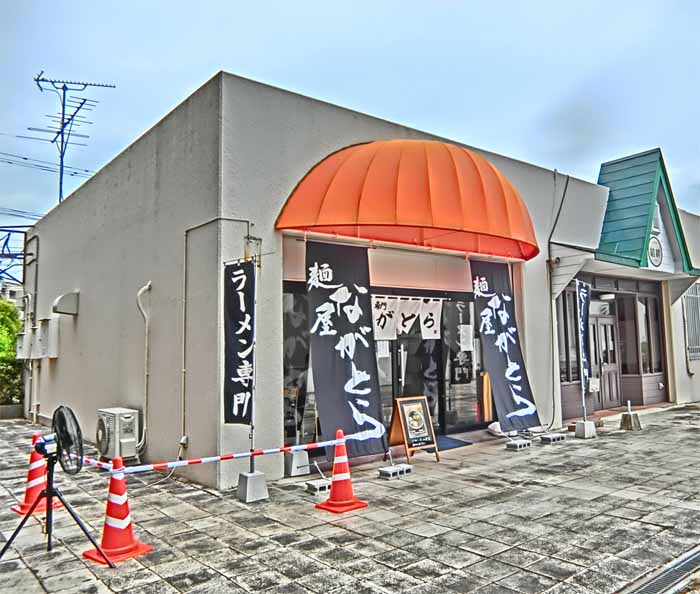 mizuyashiki's tweet photo. 9/3記録。諫早の麺屋ながとらさん
諫早市山川町1-4-3

諫早駅近くの四面横丁から
西諌早地区センター内に移転OPEN

オレンジのテントが目印
券売機で食券購入
L字カウンター9席/店内待ち席6席

◎ラーメン:850円

滋味深くシッカリとした豚骨ラーメン
あいかわらず旨いッス
 https://t.co/KG8hroSOEP https://t.co/Y6RJSYW9Oj