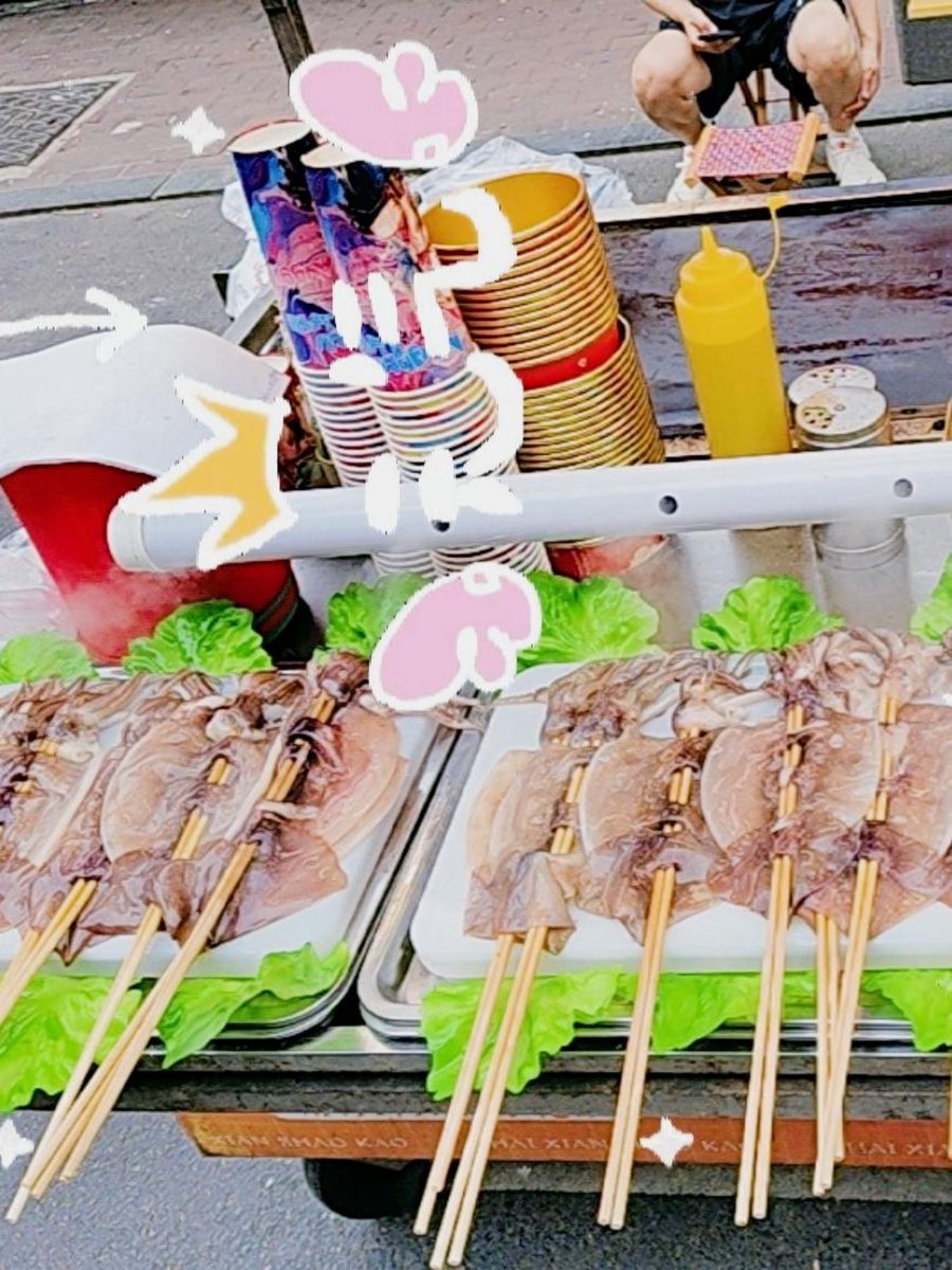 corag583909's tweet photo. Craving late-night street eats This crispy fried squid skewer with spicy chili flakes hits different  Worth every penny from the old stall by the bus stop! https://t.co/l84wg2Bblk