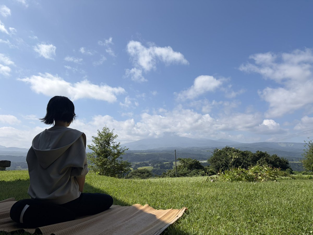 masugimari's tweet photo. 2泊3日、整いたくてお寺宿泊してきたよ。
場所がさいこう🏔️むしがいっぱい🐝。
日中は掃除に座禅🧘昼寝💤
こっそりバッハ流しながら掃除🧹してみる。バッハは寺にも似合った🎼。わからんけど。
夜の座禅はまた暗い中で虫の声ききながら、厳かな時間だったな。

お世話になったお寺の和尚さんたち、まわりのひとたち、ありがとう☁️
整ったのかなあ？
またいきたいとおもう😌。

さいごにつれていってもらった食堂の焼肉弁当🍱😆