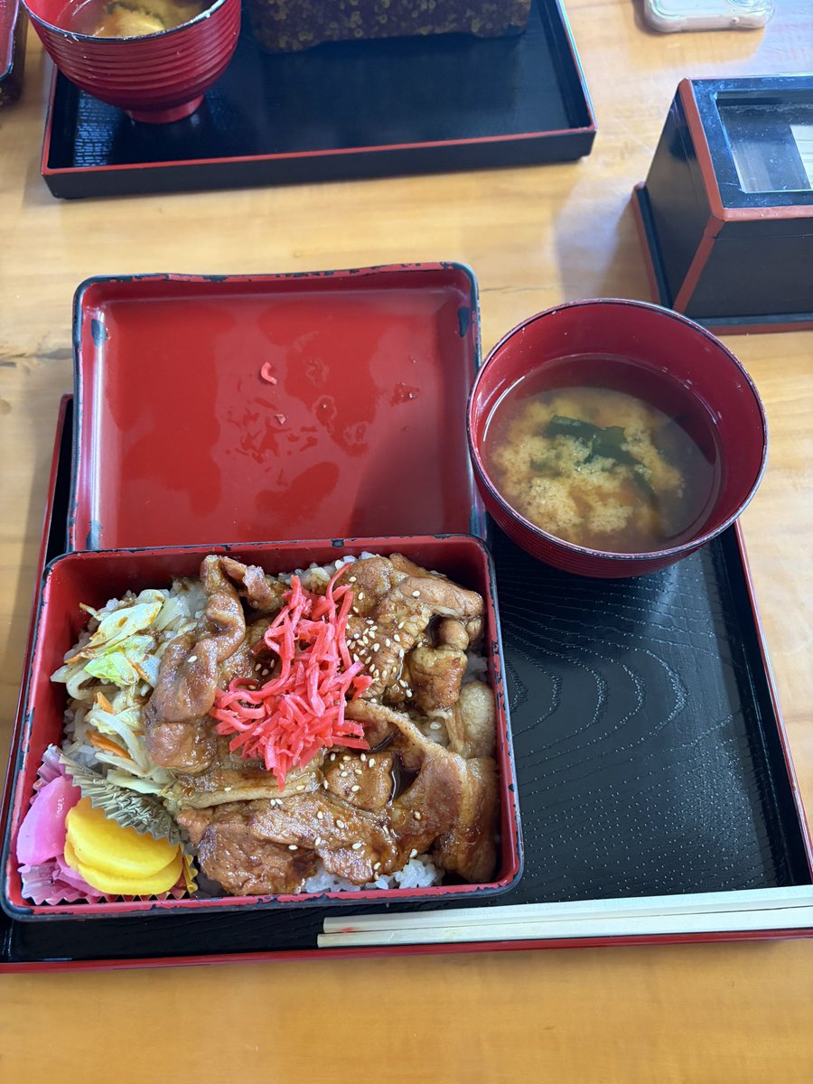 masugimari's tweet photo. 2泊3日、整いたくてお寺宿泊してきたよ。
場所がさいこう🏔️むしがいっぱい🐝。
日中は掃除に座禅🧘昼寝💤
こっそりバッハ流しながら掃除🧹してみる。バッハは寺にも似合った🎼。わからんけど。
夜の座禅はまた暗い中で虫の声ききながら、厳かな時間だったな。

お世話になったお寺の和尚さんたち、まわりのひとたち、ありがとう☁️
整ったのかなあ？
またいきたいとおもう😌。

さいごにつれていってもらった食堂の焼肉弁当🍱😆