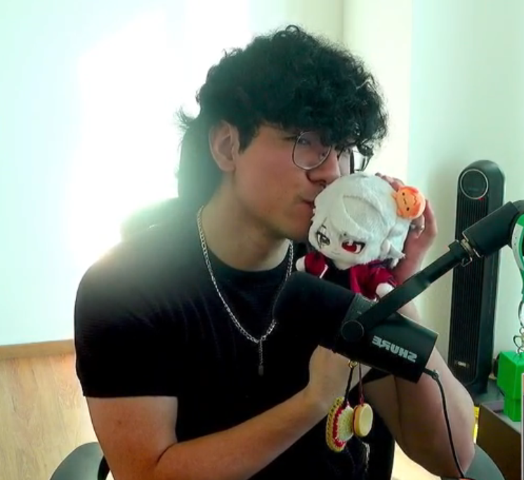 TiroLocoVEVO's tweet photo. a magmabb ya le llego su tiro peluche y le hizo unboxing y todooo amigoo, que bonitoo qwq <3 https://t.co/CyfZAysFBT