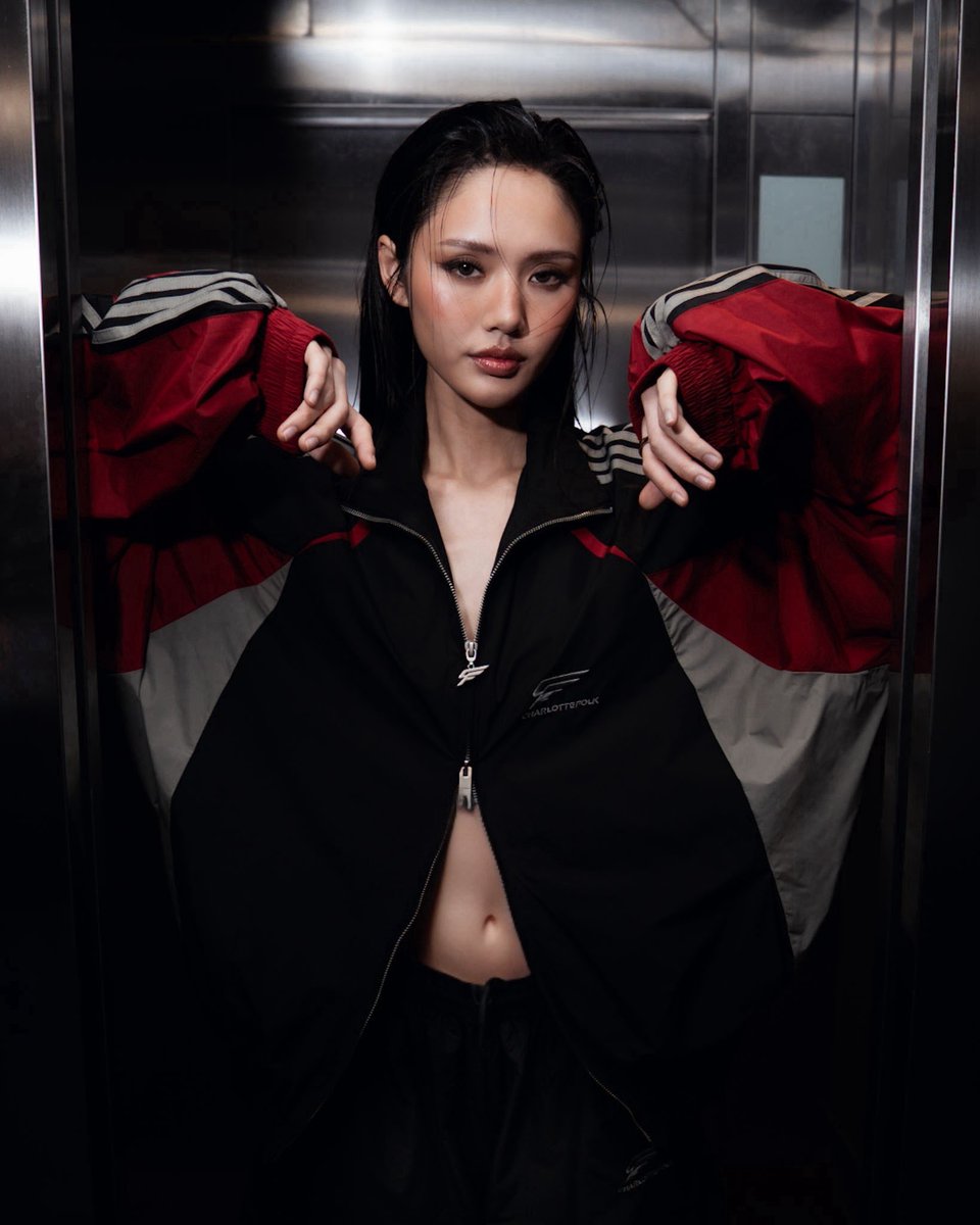 Sandy05518678's tweet photo. แม่วางรูป แบบ SYLM ให้วันหนึ่ง ถึงพี่หมีก็จะยังหล่อก็ตาม 🤭

LOOKMHEESONYA MNL FSHNWK

#LMSYxCHARLOTTEFOLK
#CHARLOTTEFOLKxMNLFW https://t.co/jlLRZnbUSE