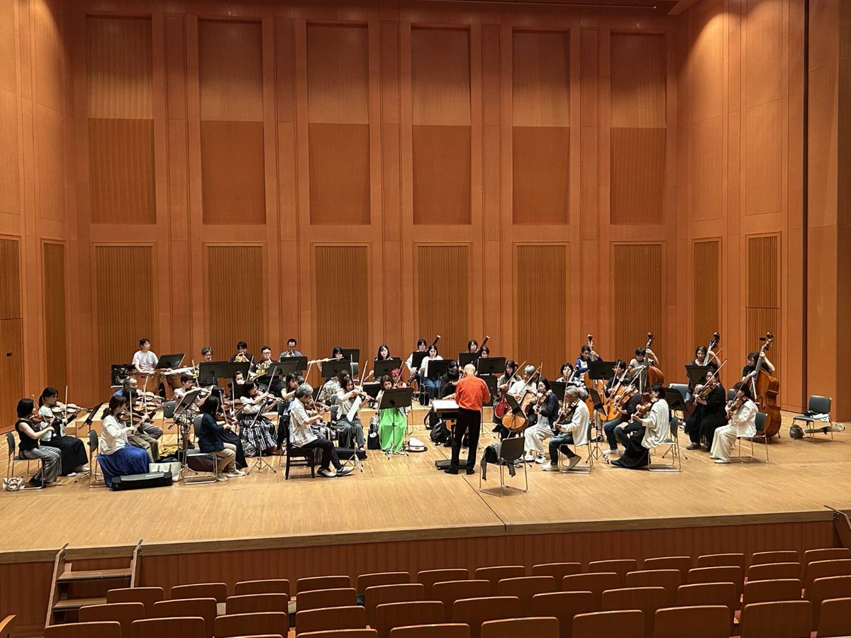 NaraPhilharmony's tweet photo. 【奈良フィル 第59回定期演奏会】
3日間のリハーサルが終わりました🎻
最後の最後まで一切の妥協がない延原さんのリハーサル。何度も音を出し、考え、また音を出す🎻ほんのわずかなアーティキュレーションや音の長さが変わるだけで、音楽が驚くほど生き生きと動き出しました🌱

ぜひ会場で☺️ https://t.co/BpHTQolMQu