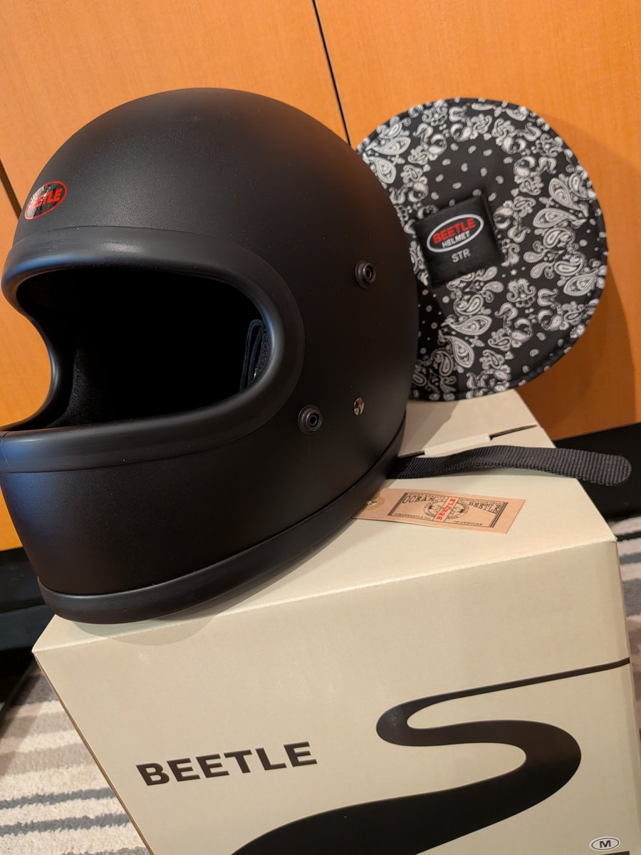 NoL1P's tweet photo. New Beetle！！
別注のマットブラックにペイズリーカスタム。

その日の服装に合わせよう

後はBILTWELLのヘルメットもいただいた…！
頭は1つ！！嫁も合わせて2つ！！！ https://t.co/JGjY66YEH3
