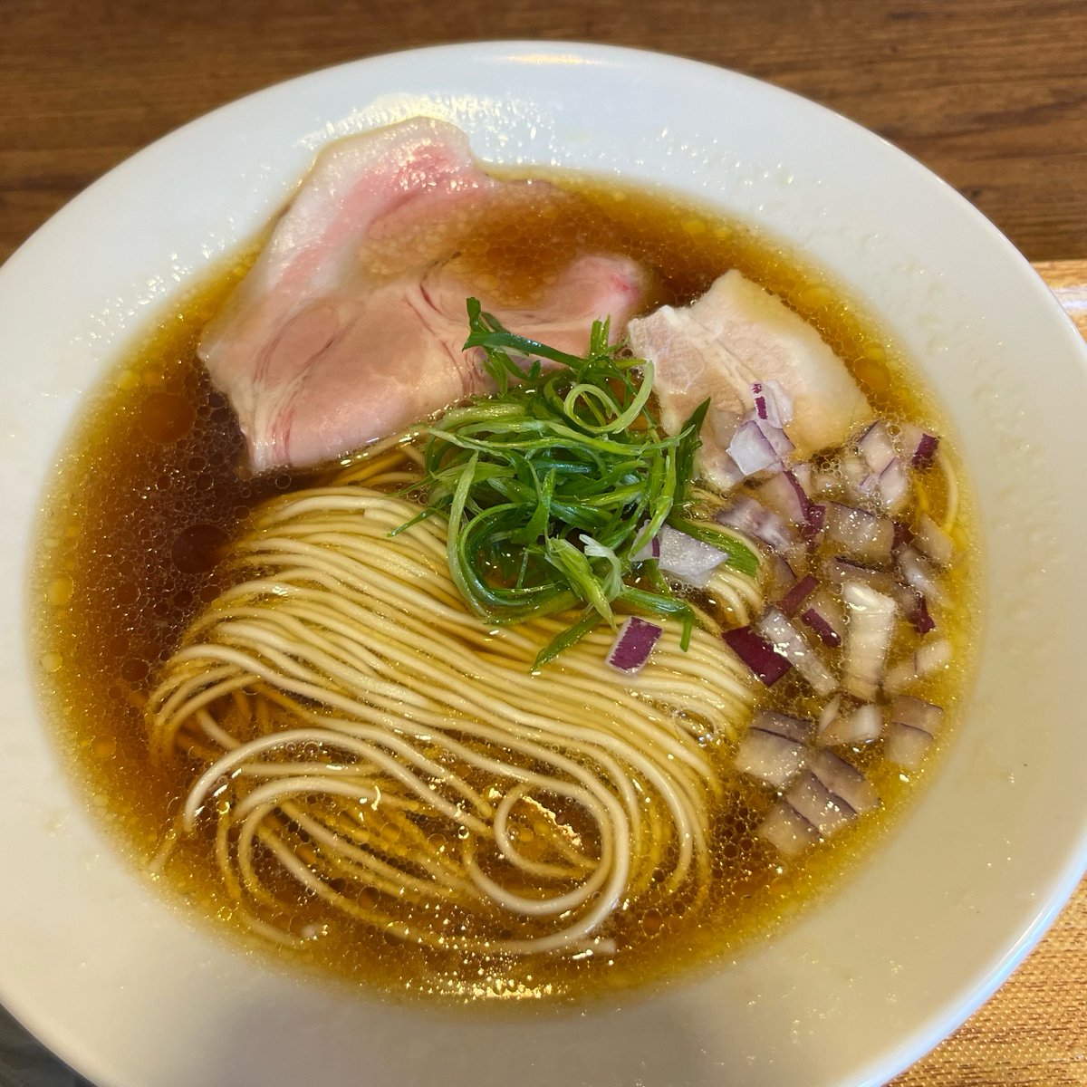 sadaka30280105's tweet photo. 福島市岡島
RAMEN NOODLES #フユツキソルト　さん
ショウユ別誂🍜

連れがソルト注文のためショウユをチョイス👆
醤油のコクと旨味が体に染み渡る奥深い一杯。
パッツン細麺との相性抜群で完飲完食👍

大変美味しくいただきました🐴💯
ごちそうさまでした😋 https://t.co/ynDnJM2nnh