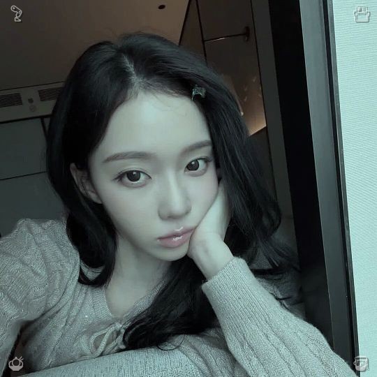 ROOD_081100's tweet photo. 🪂Handling, quality checks, packing. The complete workflow within a single shift! Elara grinned while fine-tuning her camera, zooming in on his features—the fine lines at the corners of his eyes, the subtle mark on his face, and the tender look he gave her. She pressed the shut https://t.co/bDRP1OswNC