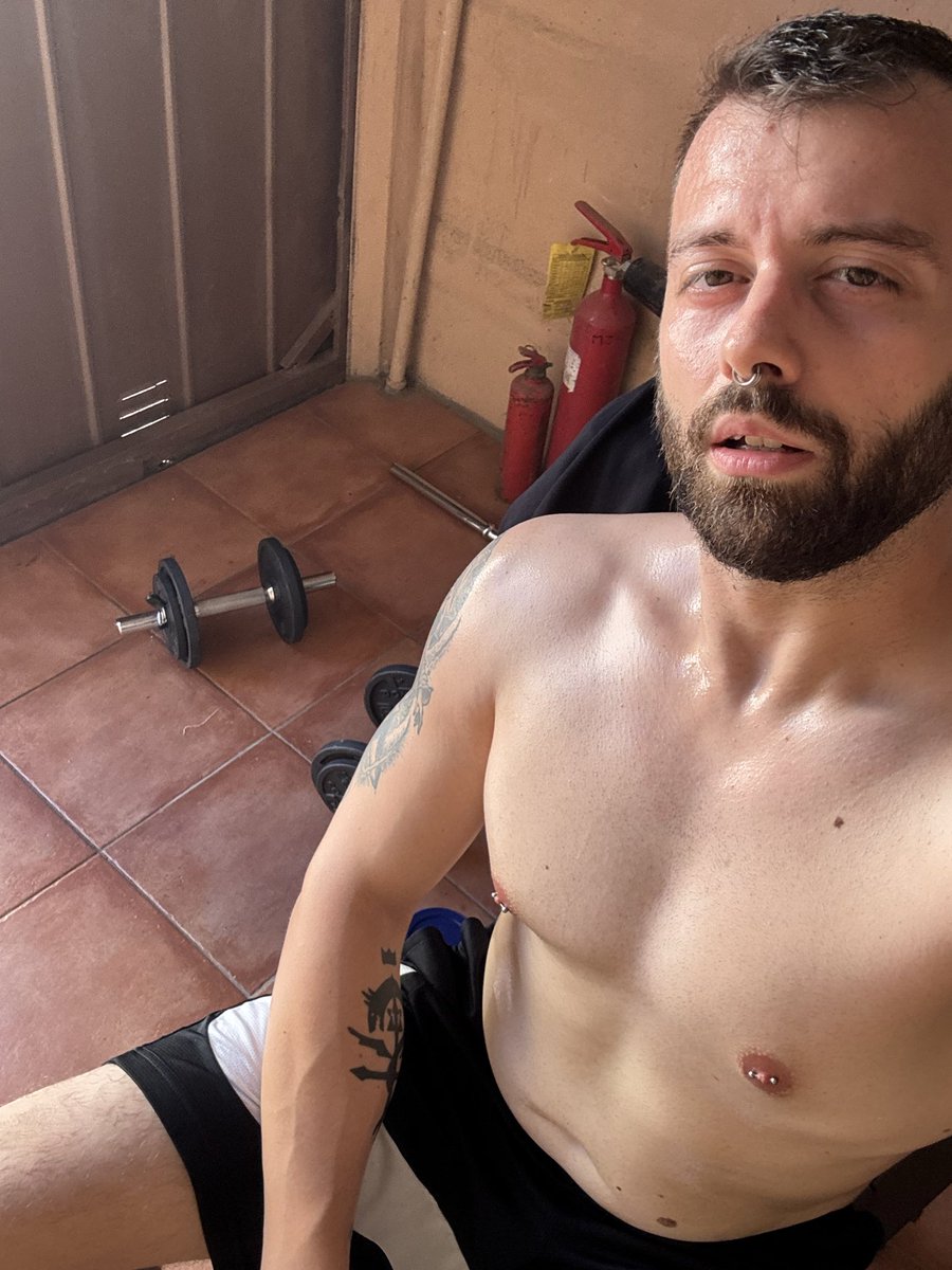 Lucavxjh's tweet photo. Volevo postare una foto accattivante mentre mi allenavo ma non sono riuscito a fare di meglio https://t.co/RQSwDLf6Tp