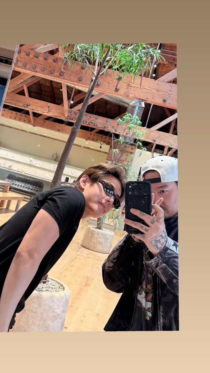btsbrasil_on's tweet photo. 📸 O tatuador Dr Woo postou uma foto com o Taehyung em seus Stories! Ele foi o responsável pela última tatuagem do Tae e também pelas recentes do Namjoon e do JHope.

Será que vem mais tatuagem por aí? 👀 https://t.co/lgAlJ1zZHO