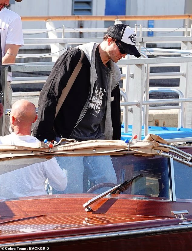 rbertpattinsn's tweet photo. pics of rob arriving in venice with suki; he posed for a bit with fans 🥰

https://t.co/YumEUlM4ku https://t.co/CTMmU4WHgH