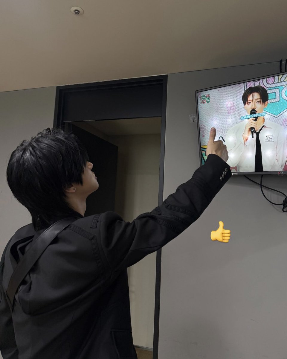 leowoned's tweet photo. leo watching mc sangwon 😂🤍 https://t.co/CvJH4jWNWw