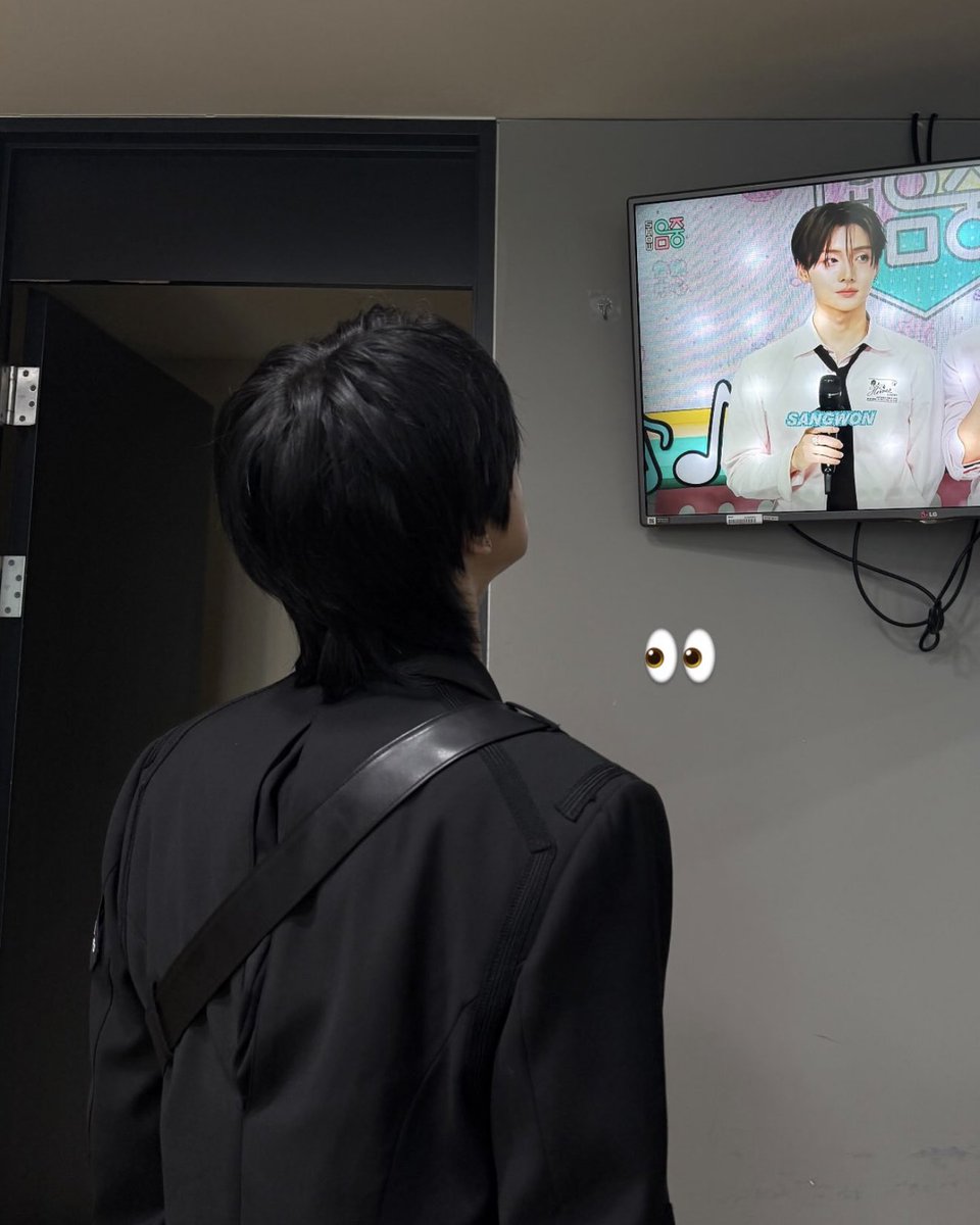 leowoned's tweet photo. leo watching mc sangwon 😂🤍 https://t.co/CvJH4jWNWw