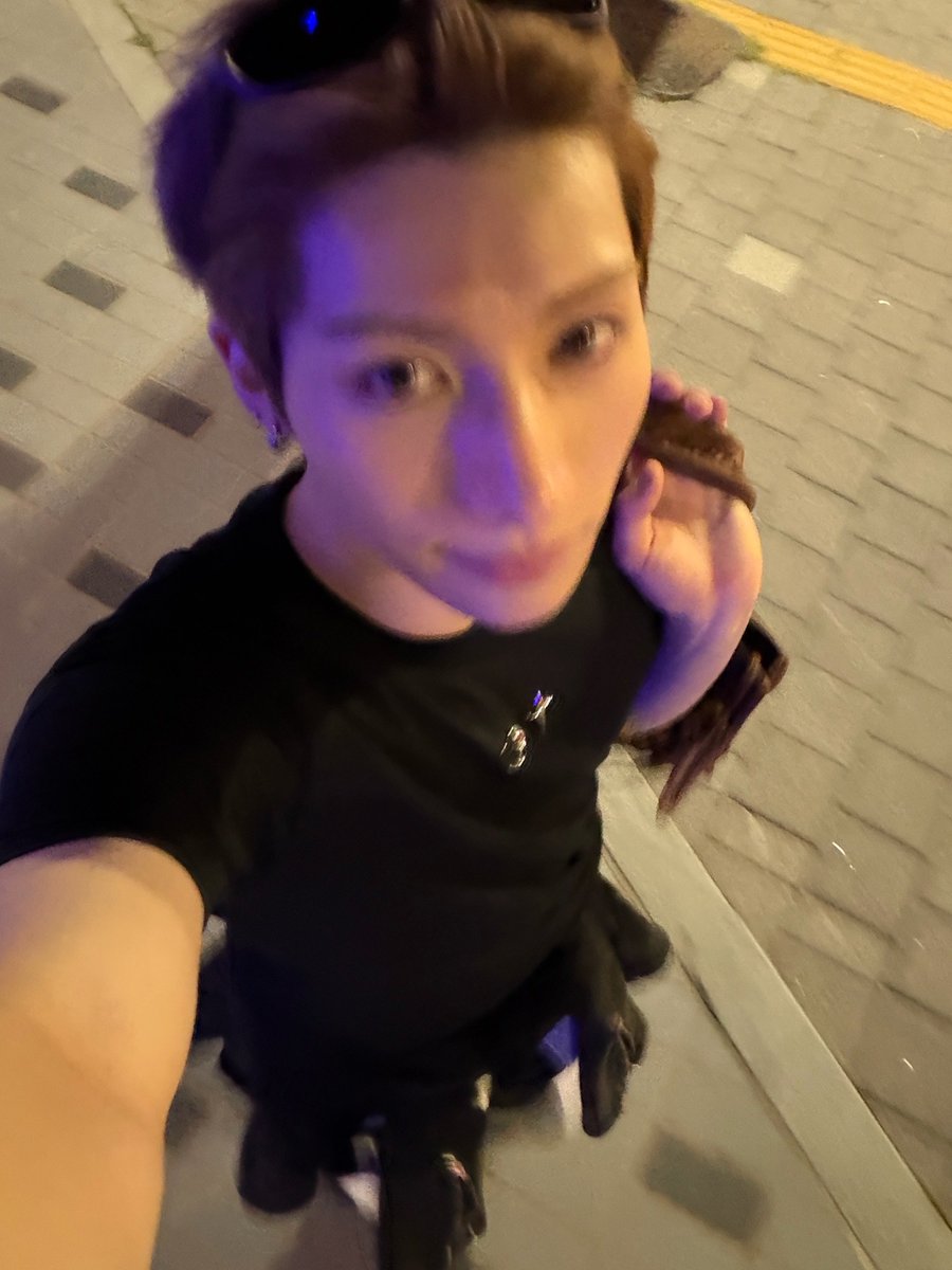 NEXZ_BBL's tweet photo. 🫧🐈‍⬛260905 | 08:18 PM ( KOR )

What are you doing~~~~~??
👍👍

*📸x2*

On my way home from work a few days ago
I thought this was a facial scar too, but it was a shadow https://t.co/HLrpZQvDoH