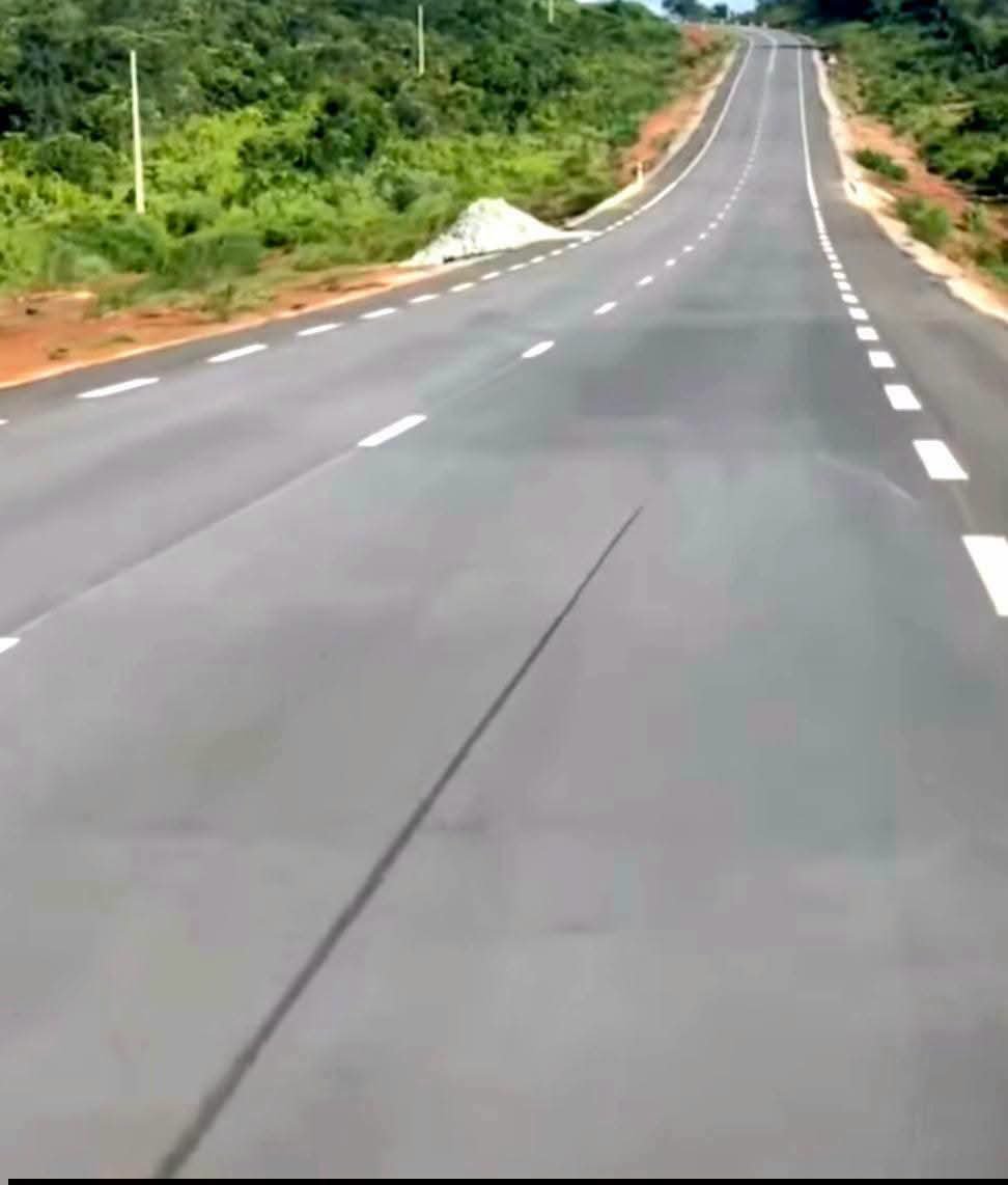 KassimDoumbia13's tweet photo. 🇨🇮L'axe Séguéla-Touba est enfin fonctionnel ! Fini le long détour par Daloa, Duékoué, Man et Biankouma. On passe de 431 km à seulement 126 km pour relier ces deux localités voisines. Merci Papa ADO d'avoir rendu le goudron moins cher et accessible à tous les Ivoiriens ! 
 #Infrastructure #Développement #CôtedIvoire #Transport