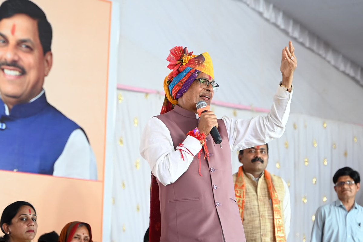 MoRD_GoI's tweet photo. मध्य प्रदेश के देवास में ग्रामीण युवाओं के लिए नए निःशुल्क RSETI कौशल प्रशिक्षण कायक्रमों के शुभारंभ के अवसर पर आयोजित कार्यक्रम के दौरान ​​माननीय केंद्रीय ग्रामीण विकास और कृषि एवं किसान कल्याण मंत्री श्री शिवराज सिंह चौहान।

#MoRD #SchemesofRD #DDUGKY #RuralSkills #SkillTraining #RSETI