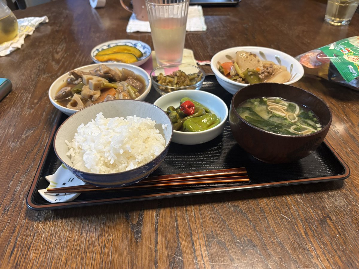1188Gsk's tweet photo. 息子が仕事を辞めて岐阜の実家に帰ってきた。
今日は名古屋の実家に来たのでお話聞いてあげてる🥰

あたし「なんかやりたい事無いんか☺️？」

長男「ん〜🤔」

おかん「女装してみたいんだって〜🤭」

あたし「ん？ｷｮﾛｷｮﾛo(ﾟдﾟo≡oﾟдﾟ)oｷｮﾛｷｮﾛ」

どーゆーふー🤣笑 https://t.co/ORildnunvU