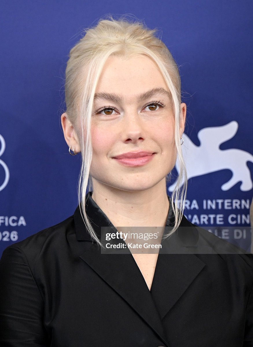 sourcebridgers's tweet photo. Phoebe Bridgers. https://t.co/hrI2uM726C