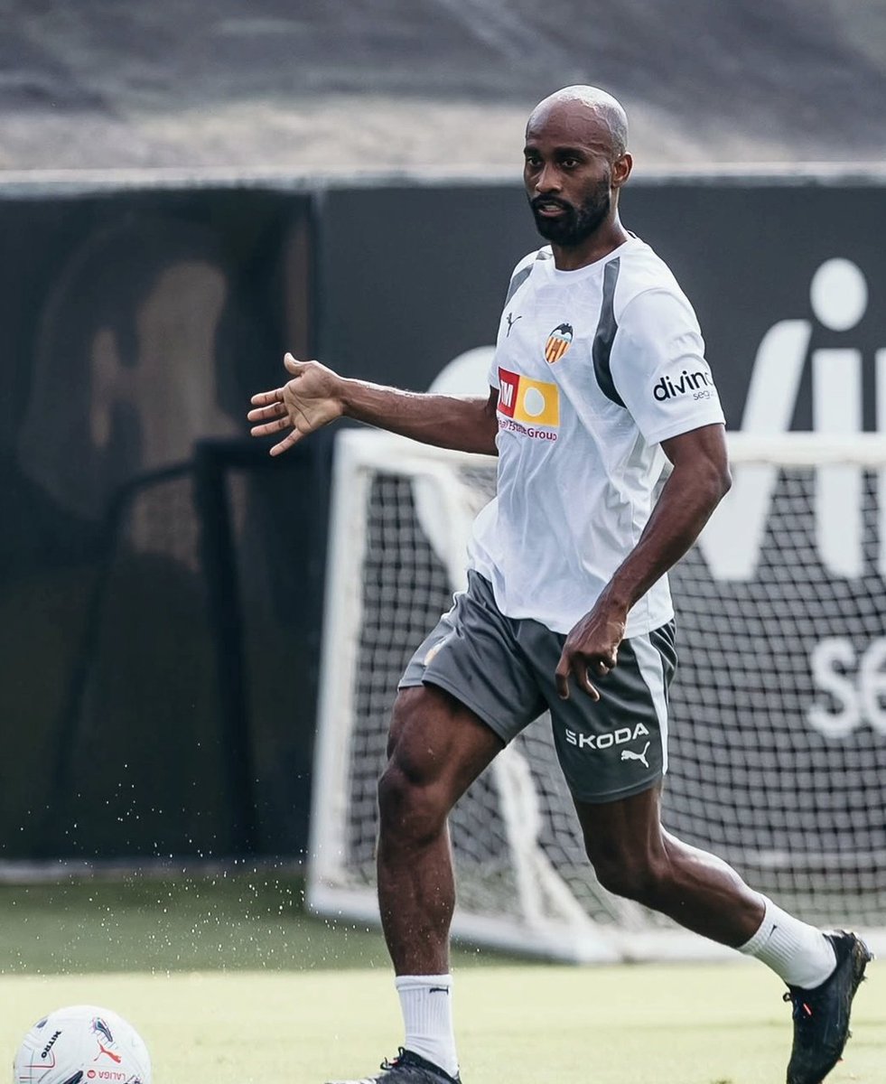 Elpartitdelauna's tweet photo. ‼️ Dimitri Foulquier s'ha tornat a lesionar en l'entrenament de hui.

🗣 Ho ha confirmat Carlos Corberán en roda de premsa. https://t.co/RW2kf7ujDd