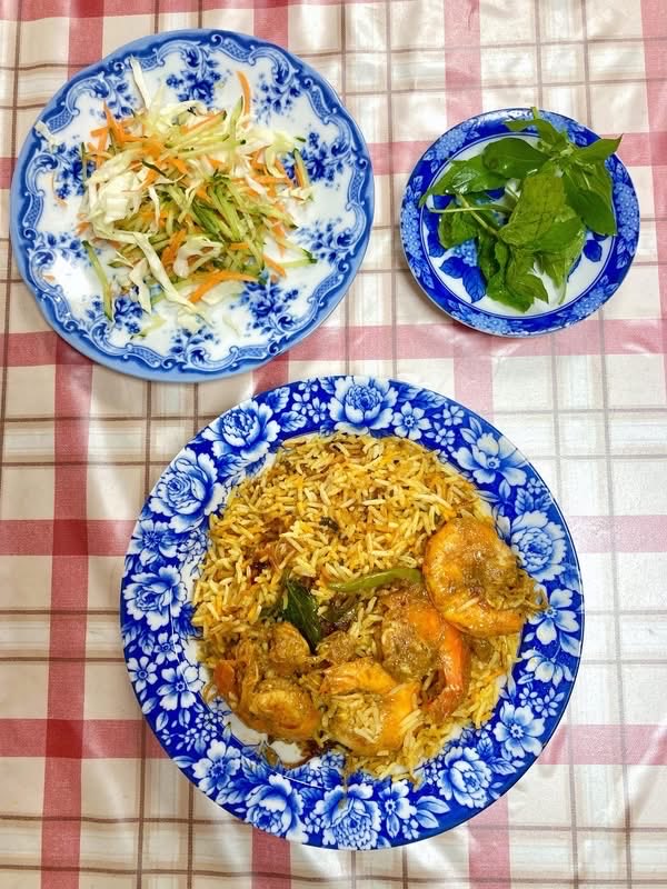 Sakinoufu's tweet photo. ミャンマー式🇲🇲エビビリアニ🦐バズンダンパウを喰ふ。

#ミャンマー https://t.co/SIO1p1luEJ