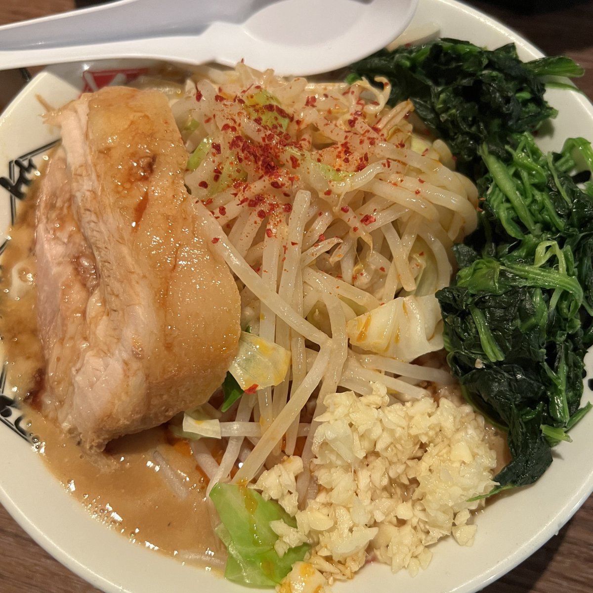 doadw's tweet photo. #ちばから 穴川店 
千葉市稲毛区

#ラーメン豚一切れ レン草、温玉
野菜マシマシ、🧄、脂、辣油マシ

今回のスープが過去1番と言って
過言ではない美味しさだった👍

神豚もいつも通りにウマウマで
箸で簡単に解れる柔らかさ🥩
最高か〜❣️

女将さん、流石ですわ〜✨
ご馳走様でした😋 https://t.co/Sy2ow9QuUc