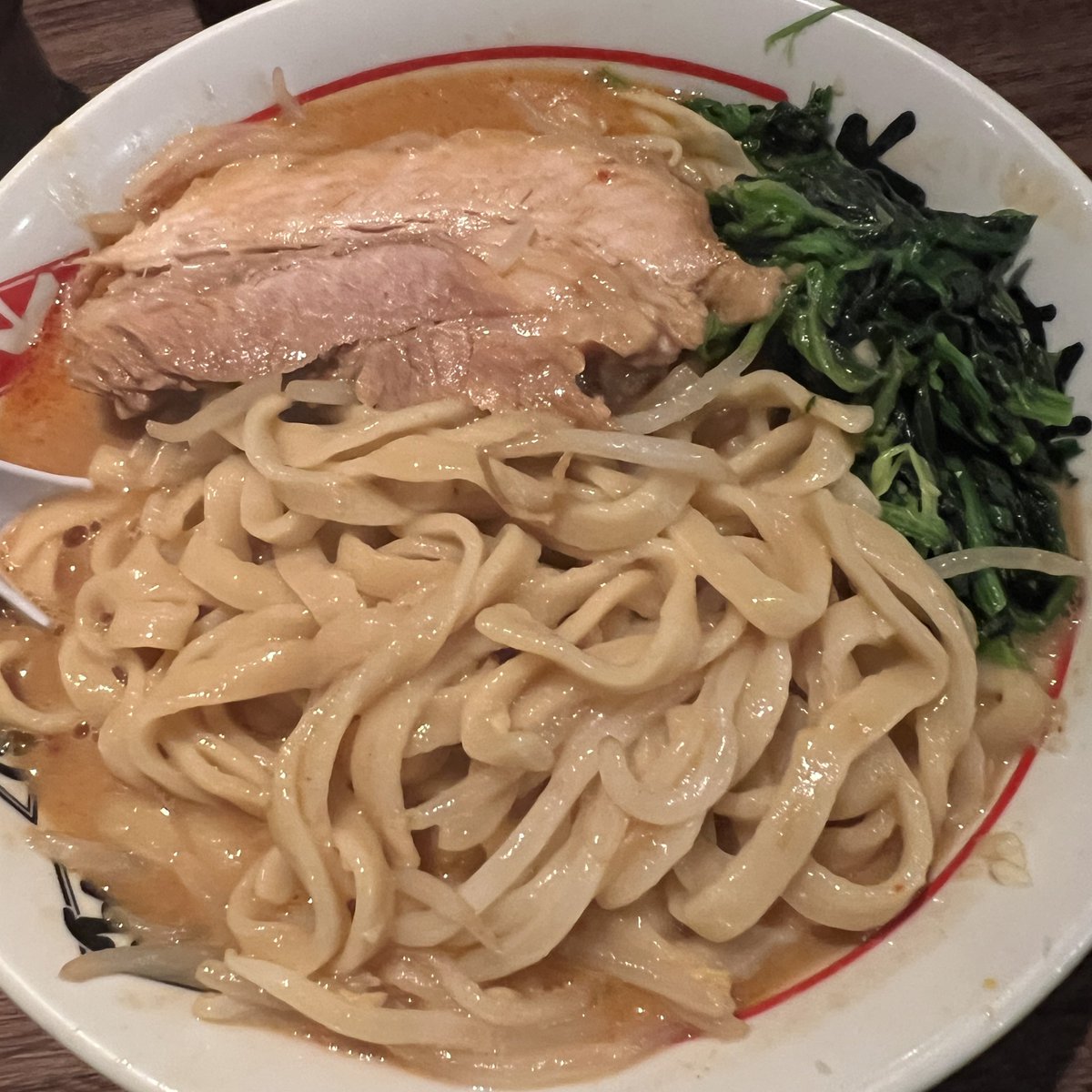 doadw's tweet photo. #ちばから 穴川店 
千葉市稲毛区

#ラーメン豚一切れ レン草、温玉
野菜マシマシ、🧄、脂、辣油マシ

今回のスープが過去1番と言って
過言ではない美味しさだった👍

神豚もいつも通りにウマウマで
箸で簡単に解れる柔らかさ🥩
最高か〜❣️

女将さん、流石ですわ〜✨
ご馳走様でした😋 https://t.co/Sy2ow9QuUc