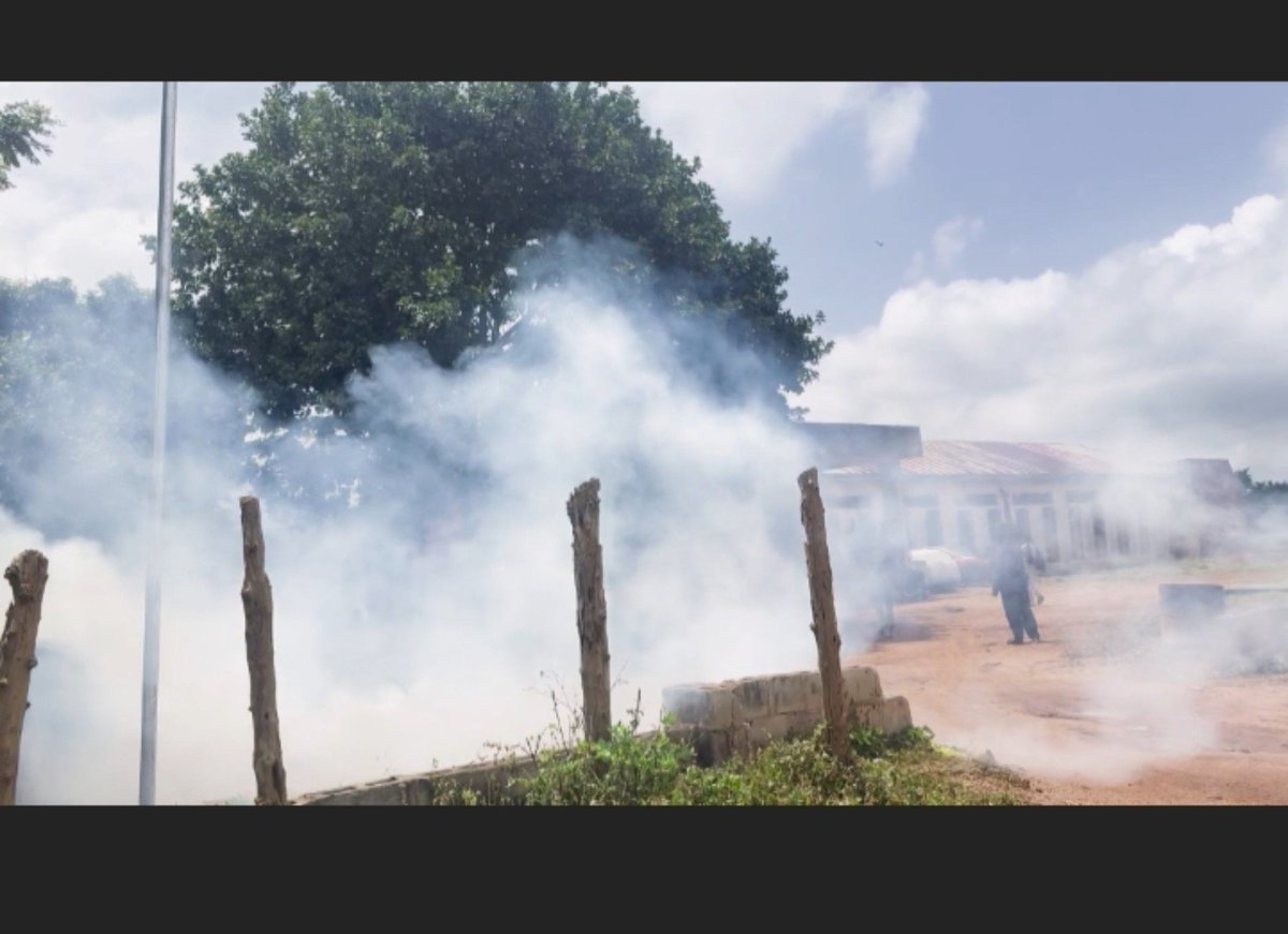 FUOYE_SUG's tweet photo. 🚨 BREAKING NEWS: 
IKOLE POLICE COMMAND SHOT TEAR GAS AND GUN  TO THE FUOYESUG PRESIDENT AND THE SCHOOL SECURITY TEAM IN ATTEMPT TO CHASE THEM AWAY FOR SOME STUDENTS CASE.

JUSTICE FOR FUOYE ✊🏼 https://t.co/mEvKzJDKnj