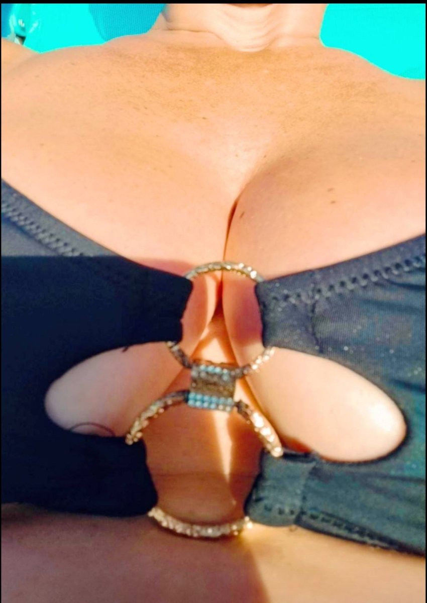 TabooLovers's tweet photo. No me fío de los hombres que dicen que les gustan las tetas pequeñas https://t.co/gAHi7Luwke
