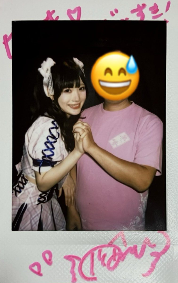taikiblizzard's tweet photo. 普段チェキ撮影する時にキモヲタの肌が触れるとか気持ち悪いしかないと思ってるのでパーソ���ルスペース確保してるんだけど今日は最後の撮影かもと思い頑張りました。自分の左手プルプル震えてたからね　#AMUラストライブ https://t.co/aIABkHlRF5
