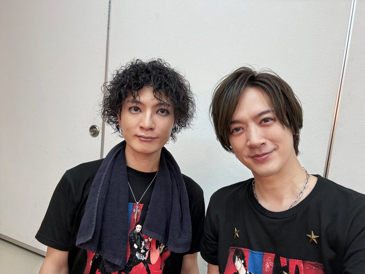 Daigo19780408's tweet photo. BREAKERZ RETURNZ GO  TOUR

新横浜、福岡、終了しました！！

15年前のアルバムの曲たちが更に輝いて、素敵なライブツアーになってますね😊

一曲撮影OK曲もあり、Everlasting Luv、幾千の迷宮で幾千の謎を解いて、と続き、次のライブはどうなるのか！？

ちなみにDAIGOの写りはどうかな？

映像欲しいね。

ドラムのマコツ、最高のドラムをありがとうぃっしゅ🤟

#BREAKERZ