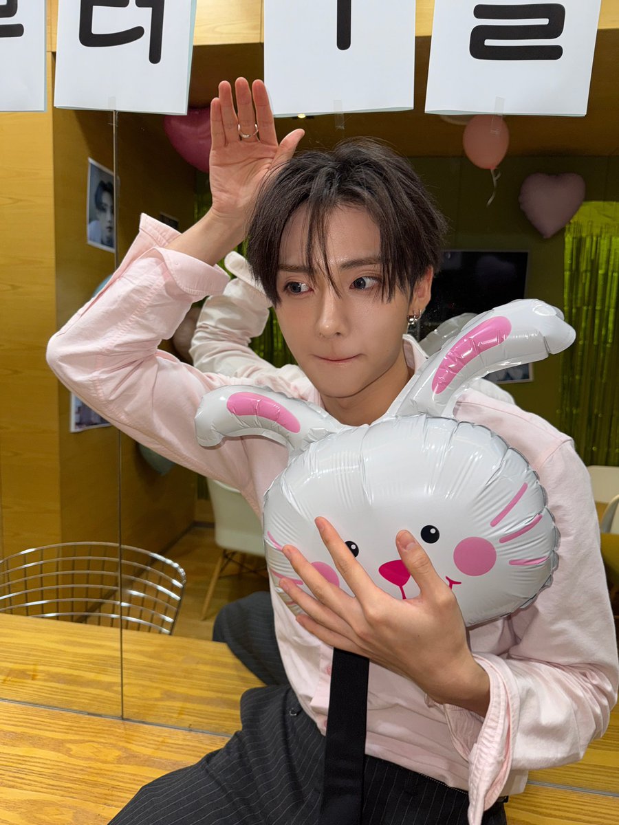 SANGWONGLOBALS's tweet photo. MUSIC CORE WITH SANGWON
#상원이로_가득한_토요일
#MCSangwonOnMusicCore
#MCSangwon #땅원중심 #SANGWON #상원 https://t.co/z8ZmI9fAn4