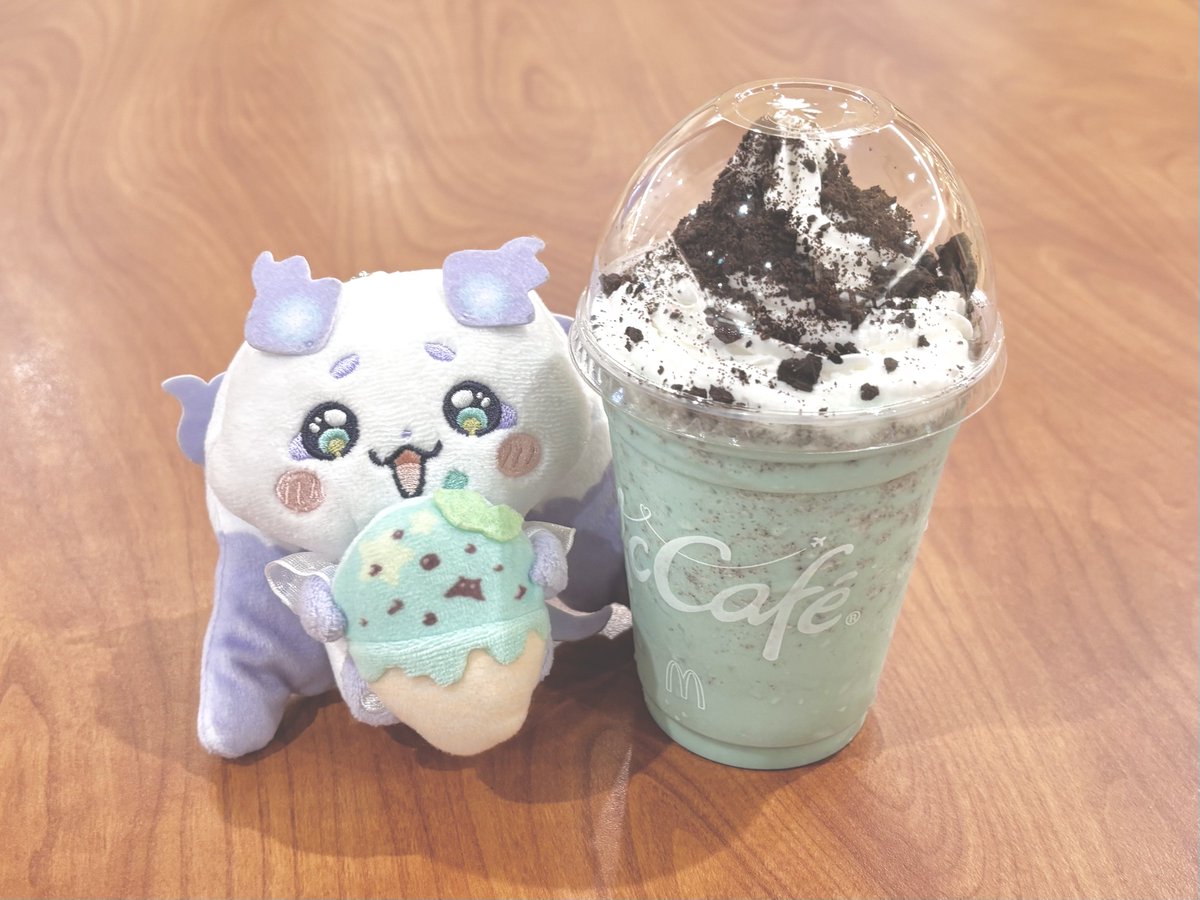 lunlun_mikan's tweet photo. ちょまちゃんとおやつ🥤𓈒𓂂𓏸
マク‼️ナルドさんのチョコミントフラッペ🍫🌿.*

甘さと爽快感がベストマッチでとても美味しかったです🥰
上のチョコクッキーも良きアクセントでした🌟

 #見るんるん
 #ちょまと撮ったよ https://t.co/3EjNQydGQO