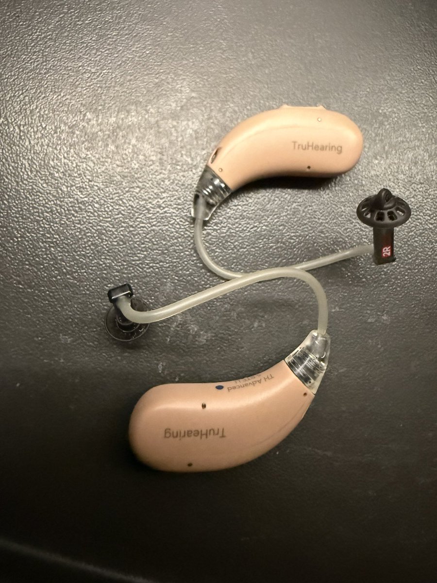 marcospeckel's tweet photo. X, has tu magia. Encontré estos audífonos debajo de las sillas D-K segunda fila en un avión de Avianca el viernes 28/8 en la noche.   Los tengo en mi poder. Ojalá aparezca el dueño. @avianca @aviancateguia @TruHearing https://t.co/D0aCwBzzNh