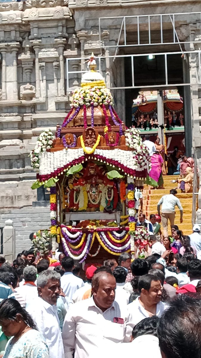 BannerghattaPS's tweet photo. ಇಂದು ನಾಲ್ಕನೇ ಶ್ರಾವಣ ಶನಿವಾರದ ಪ್ರಯುಕ್ತವಾಗಿ ಶ್ರೀ. ಚಂಪಕಧಾಮ ಸ್ವಾಮಿ ದೇವಸ್ಥಾನದಲ���ಲಿ ಹಮ್ಮಿಕೊಂಡಂತಹ ಶ್ರೀ ಚಂಪಕಧಾಮ ಸ್ವಾಮಿ ದೇವರ ವಿಶೇಷ ಮೆರವಣಿಗೆಯ ಹಾಗೂ ಕಾರ್ಯಕ್ರಮಗಳ ಪ್ರಯುಕ್ತವಾಗಿ ಯಾವುದೇ ಅಹಿತಕರ ಘಟನೆ ಸ��ಭವಿಸದಂತೆ ಸೂಕ್ತ ಪೊಲೀಸ್ ಬಂದೋಬಸ್ತನ್ನು ಏರ್ಪಡಿಸಲಾಯಿತು. https://t.co/nQHHfE15iH