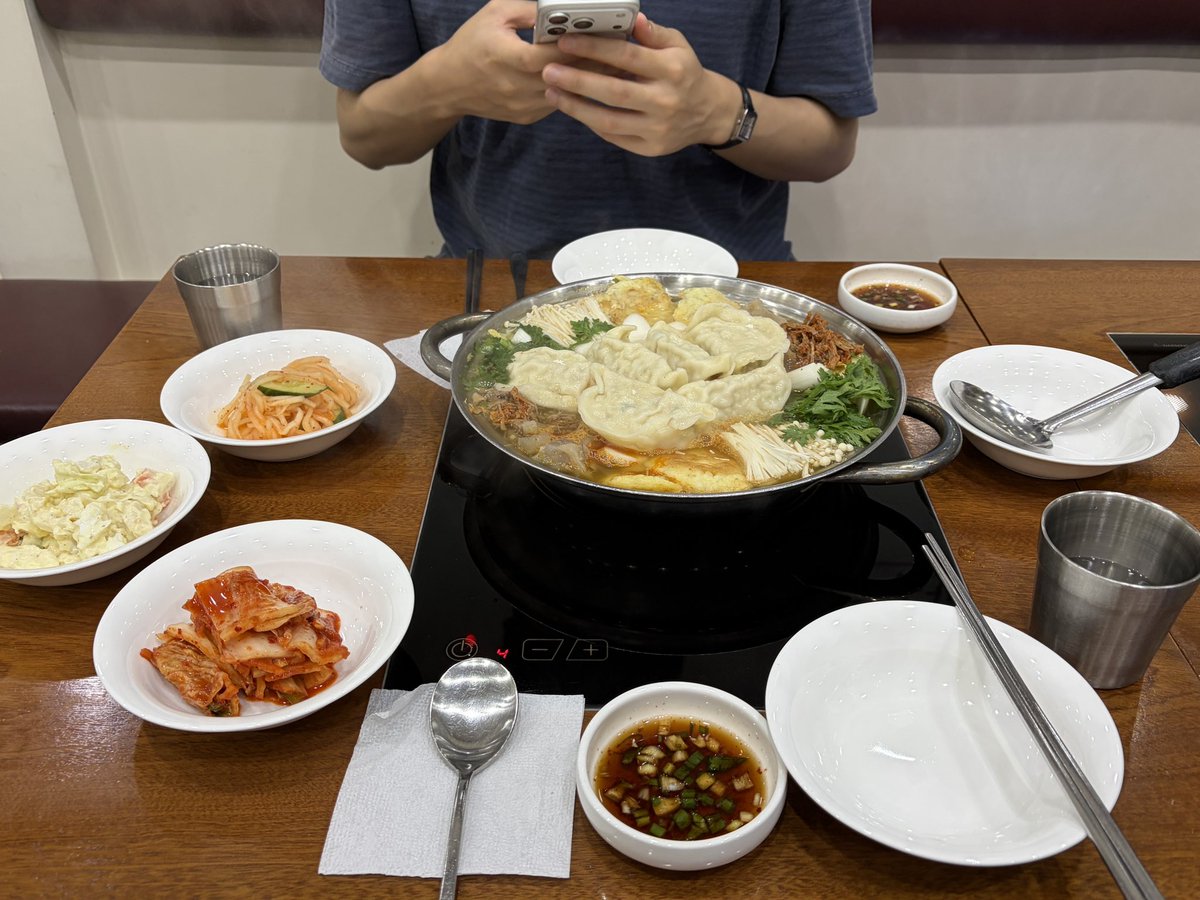 Sikaechin's tweet photo. 오늘 먹은 만두 전골이 너무 맛있었어요
가격은 50,000원이에요
종로- <평안도만두집>입니당 https://t.co/fV51BuNDSa