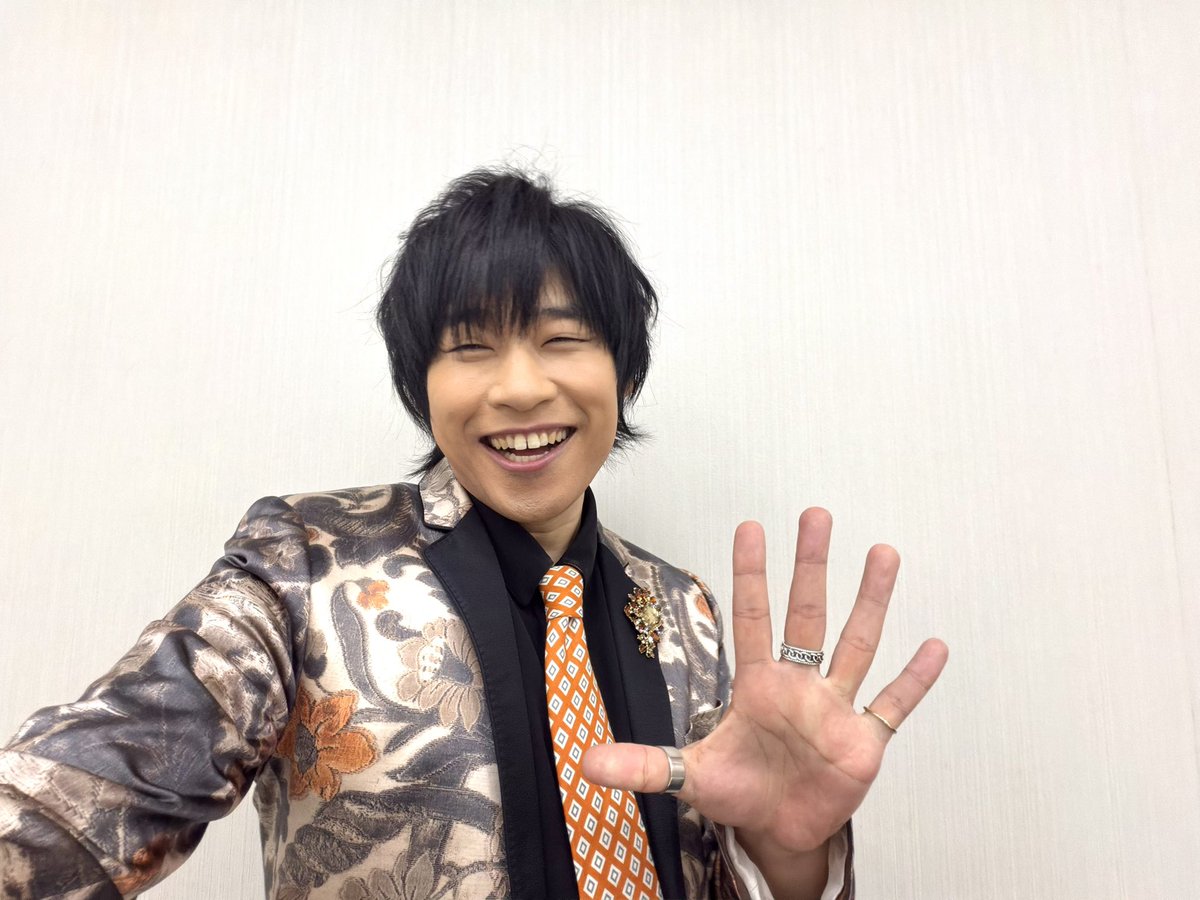 zurixzuri's tweet photo. #ヒプマイ9周年 アニバーサリーイベント‼️
ありがとうございましたー‼️
✨✋😆🤚✨

昼の部は優勝して高級メロンゲットー‼️
✨🍈👮‍♂️🍈😊🍈😏🍈🤗✨

夜の部はまさかの速水さんとダジャレ対決⁉️
✨👮‍♂️👨‍⚕️🐍🤗😈✨

ほんまに楽しかったー‼️
✨✋😆🤚✨

次回は9/17(木)駒田さんと上映イベント‼️
✨👮‍♂️🎞️🤗✨

そして12thライブも‼️
✨🪭😏🤗😎🧡✨

#ヒプマイ フィーバーをお楽しみにー‼️
✨🪩🎤😄🔊🪩✨

今日の配信も期間中何度でもご覧くださーい‼️
✨💁‍♂️🎞️🙋‍♀️✨
