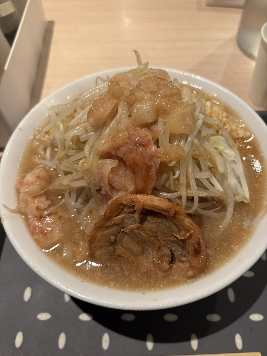 seiworks's tweet photo. #元祖長谷川家
ラーメン300g
ニンニク、ヤサイ、アブラ全部あり

初めてクラファンチケットを使ってみた

一口目に軽くトブ衝撃
うまかあ🍜
夏の豚が攻略してある

またこよ https://t.co/zZLpXIWUuJ