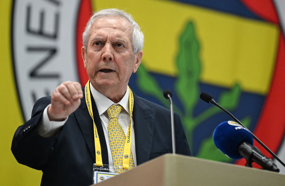 ajansfenercom's tweet photo. Aziz Yıldırım ile görüşmesinin ardından Hakan Safi'nin açıklamaları:

“Fenerbahçe’nin dününü bugününü yarınını konuştuk. Fenerbahçe camiasının diyaloğa ihtiyacı var. Kerem’in kontratıyla ilgili bir düzenleme yapılması gerekiyordu. Benim Fenerbahçe’ye maddi desteğim ve verdiğim taahhütler devam edecek. 

Ben kendimi neden küstüreyim? Seçimden sonra çıkar giderdim. Ben öyle yapmayacağım, kalmaya devam edeceğim. 

Seçimde rakiptik şimdi Fenerbahçeliyiz. Sezon sonu şampiyonluk olursa giyer formamı kutlarım, şampiyonluk olmazsa seçim var. 

Eleştiri olması da çok normaldir. İnsanlar beni seviyor, bu sevgiye karşılık vermeye, Fenerbahçe’nin yanında olmaya devam edeceğim.” 

(🔗A Spor)